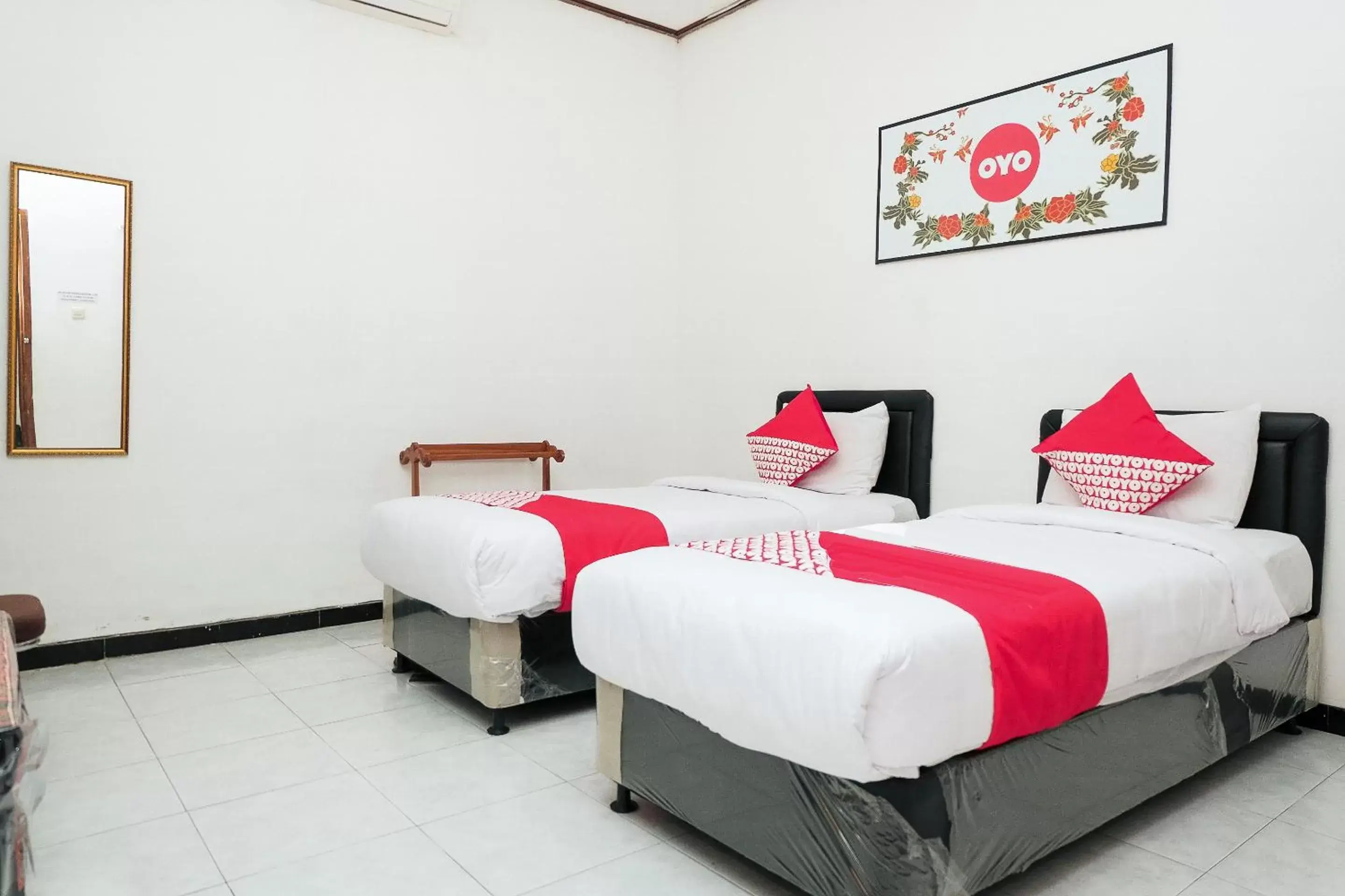 Bedroom, Bed in OYO 353 Loesje Guest House Syariah