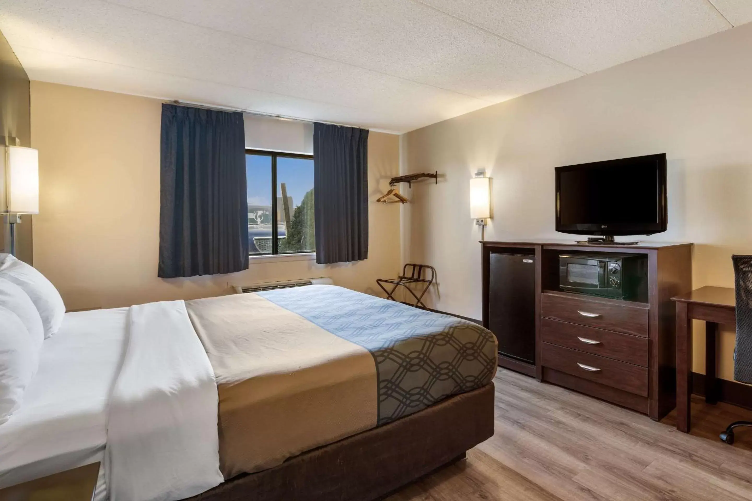 Bedroom, TV/Entertainment Center in Econo Lodge Darien Lakes