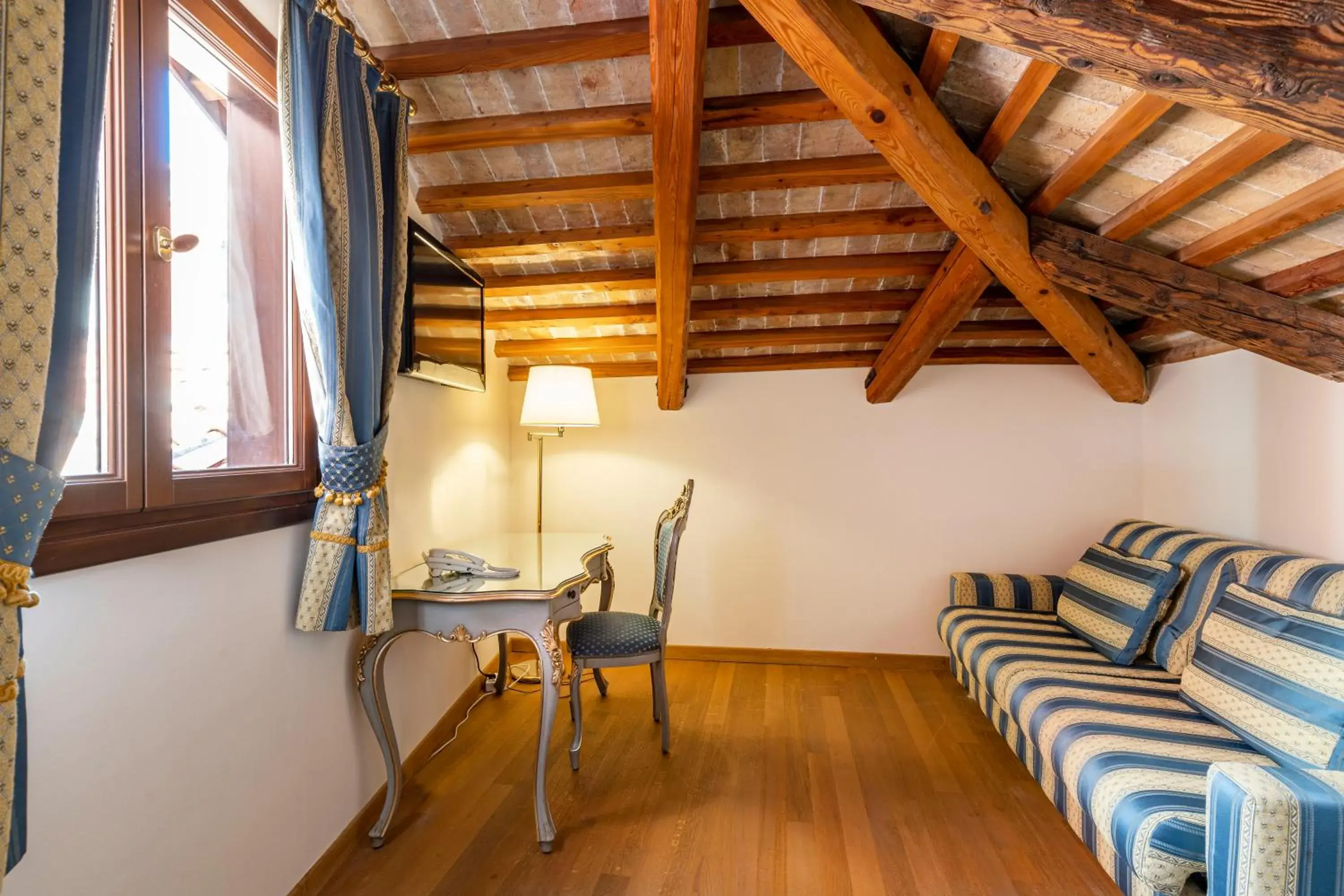 Bedroom, Seating Area in Hotel Bella Venezia