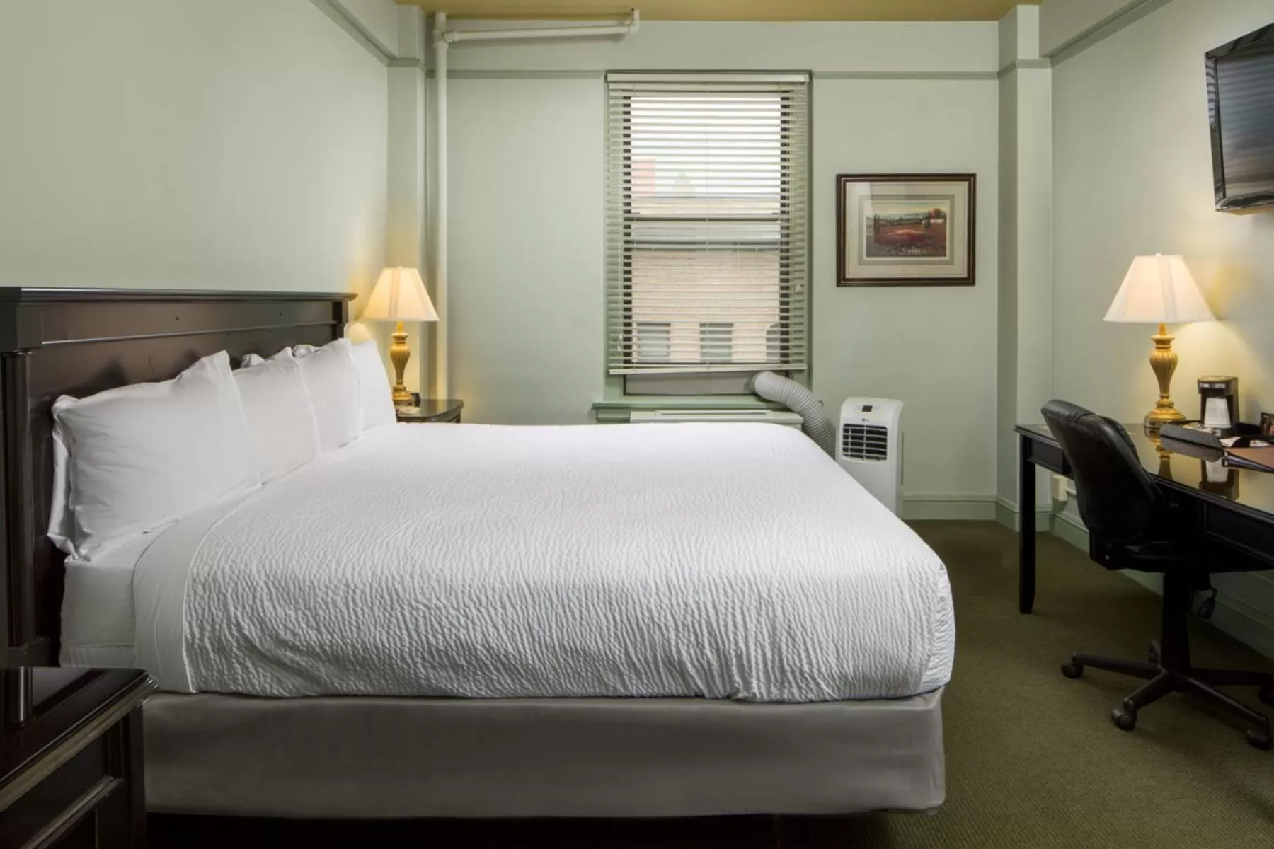 Bed in Finlen Hotel and Motor Inn