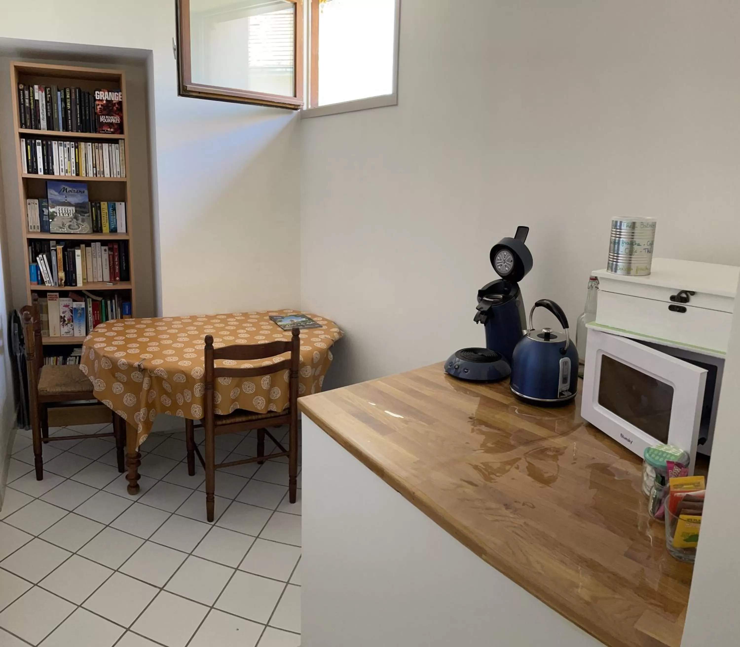 Coffee/tea facilities, Library in Chambres à la Campagne