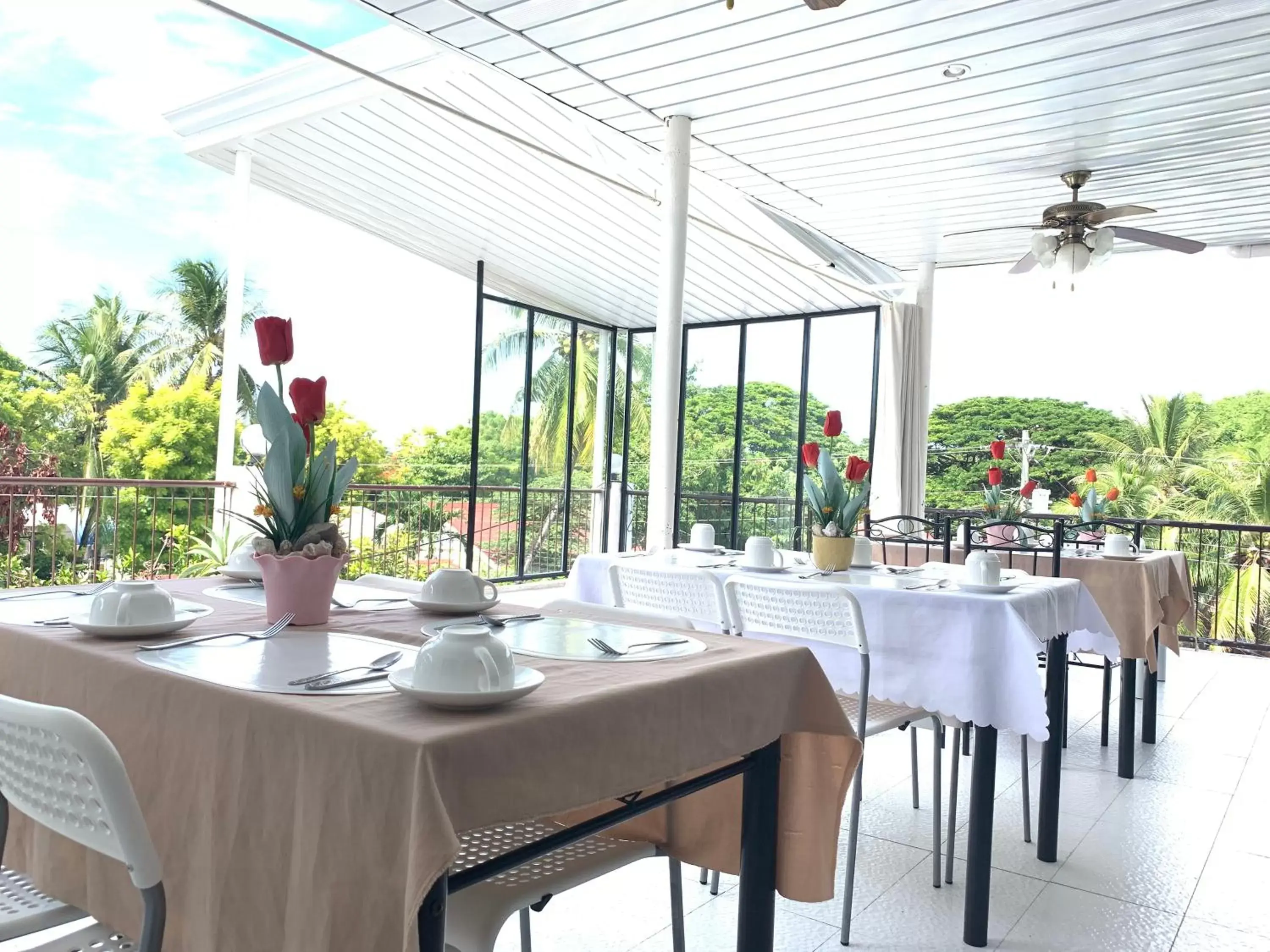 Restaurant/Places to Eat in Luna Oslob Travellers Inn