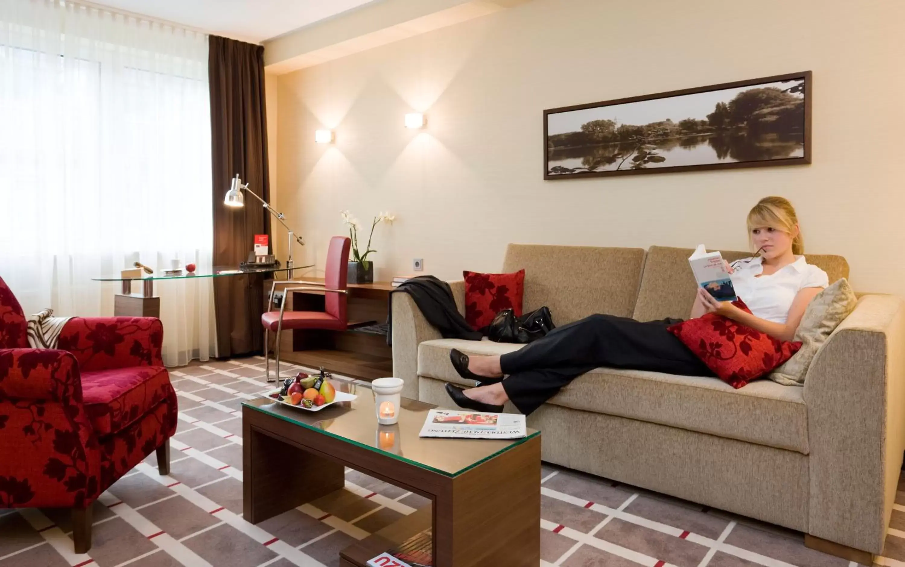 People, Seating Area in Mercure Hotel Düsseldorf City Center