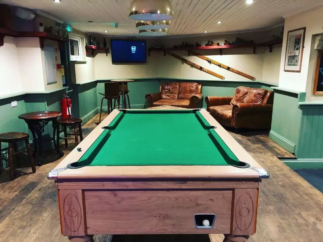Lounge or bar, Billiards in The Cornubia Inn