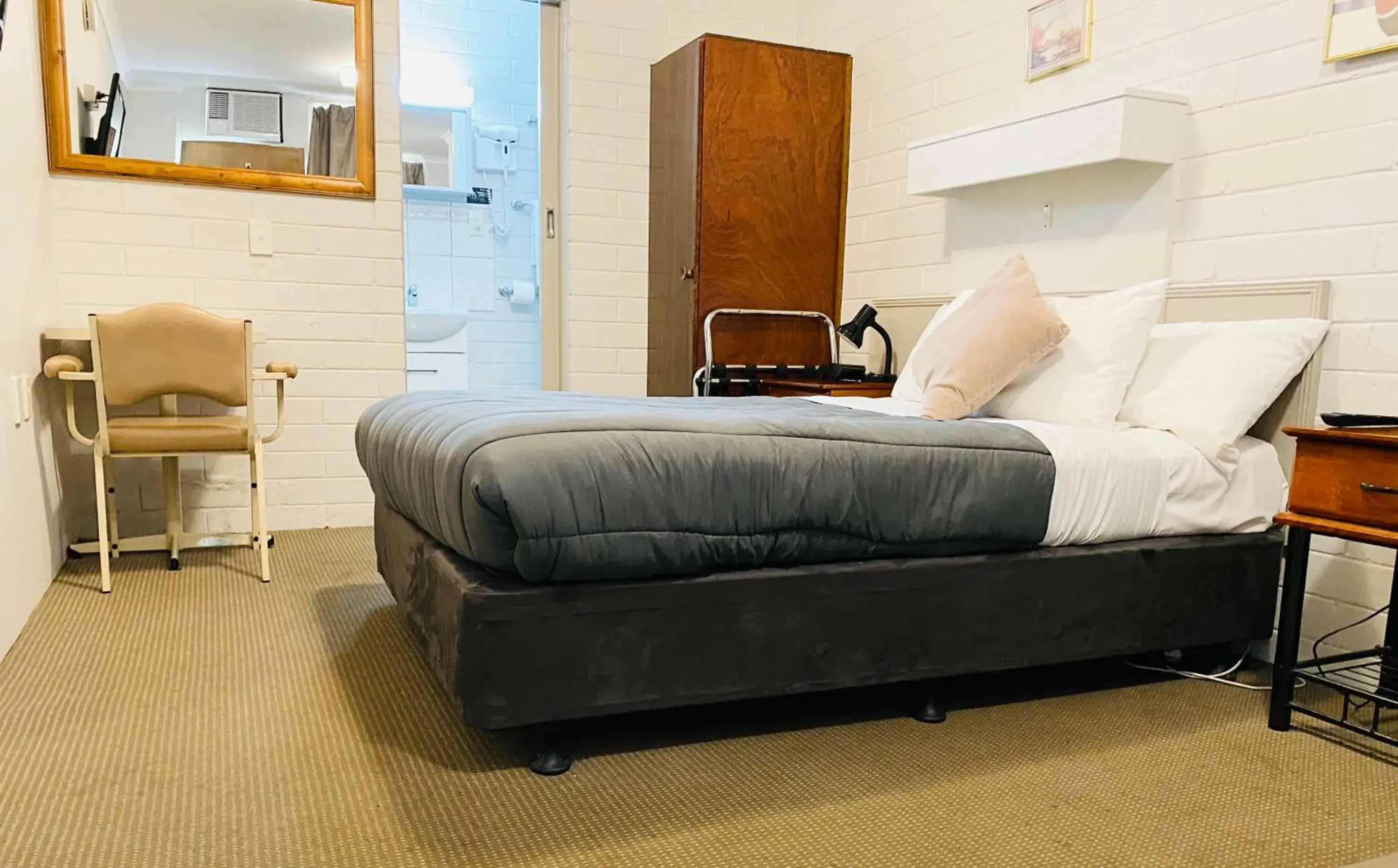 Bed in Millers Cottage Motel Bed in Millers Cottage Motel