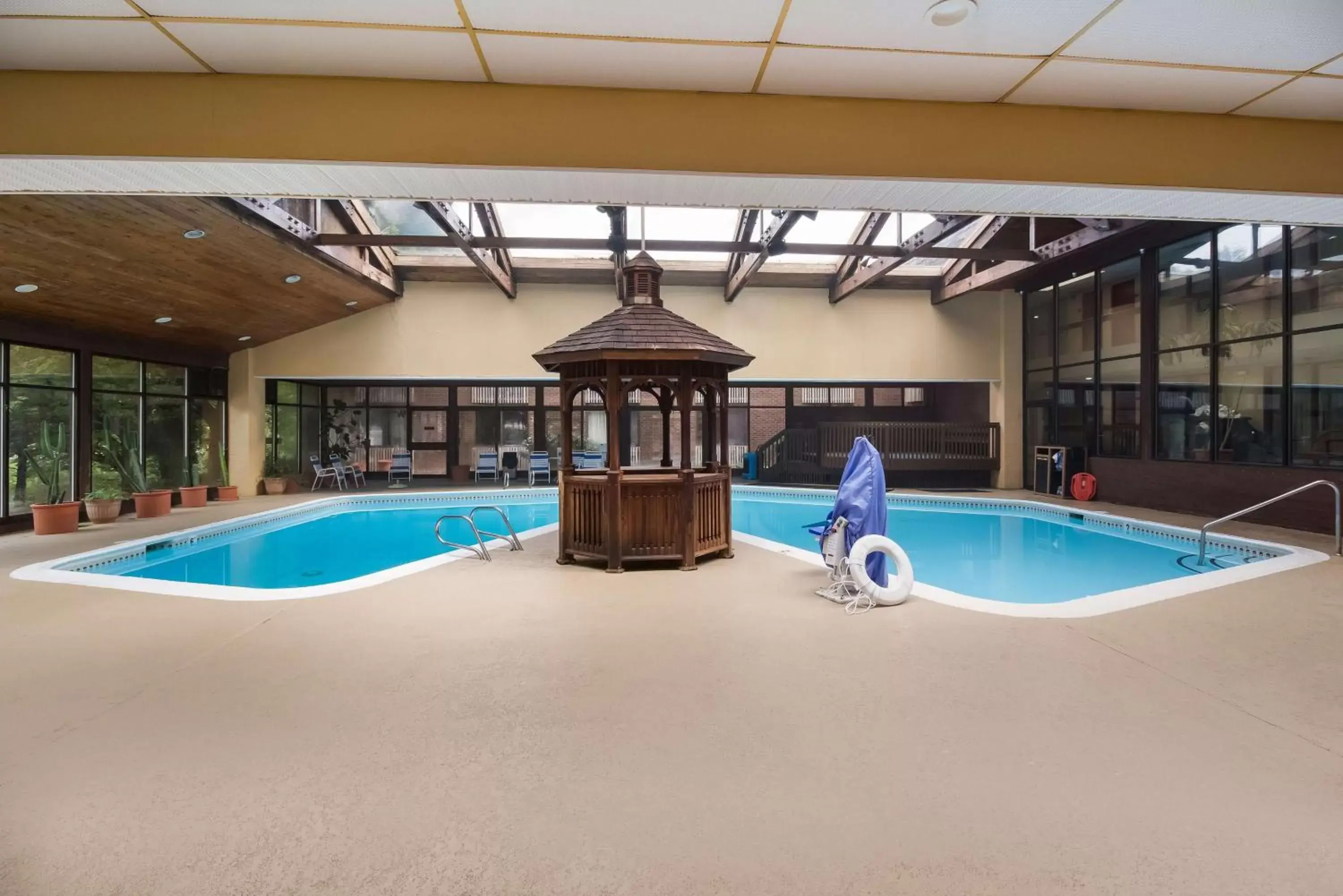 Pool view, Swimming Pool in Best Western Braddock Inn