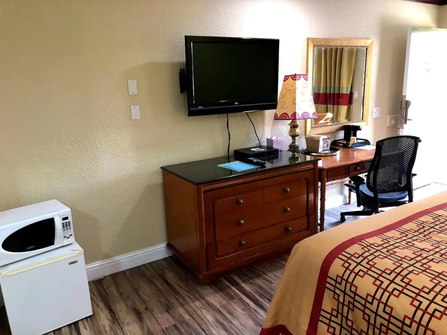 Shower, TV/Entertainment Center in Imperial Inn Oakland