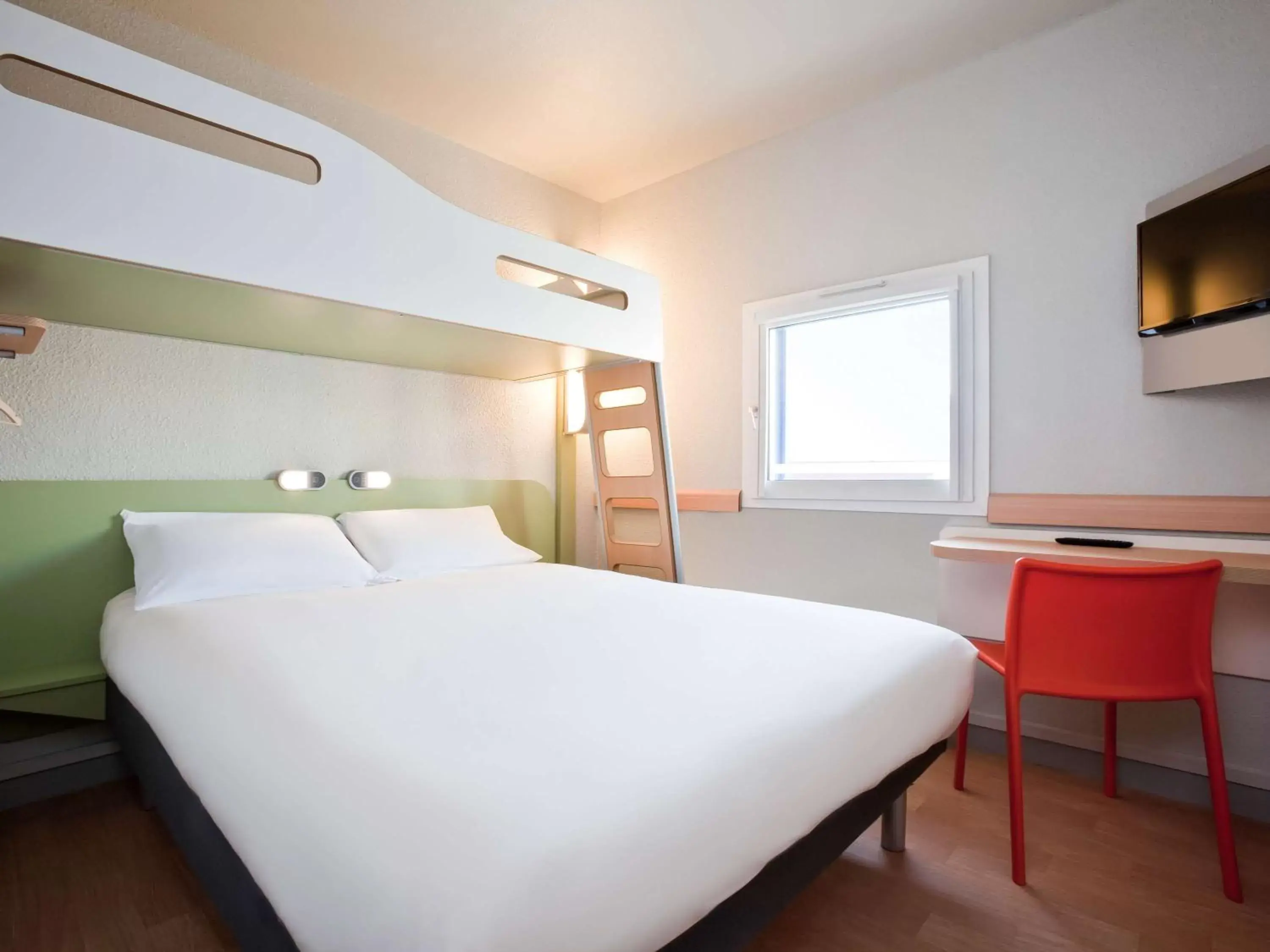 Photo of the whole room in ibis budget Pontault Combault RN4 Marne La Vallée