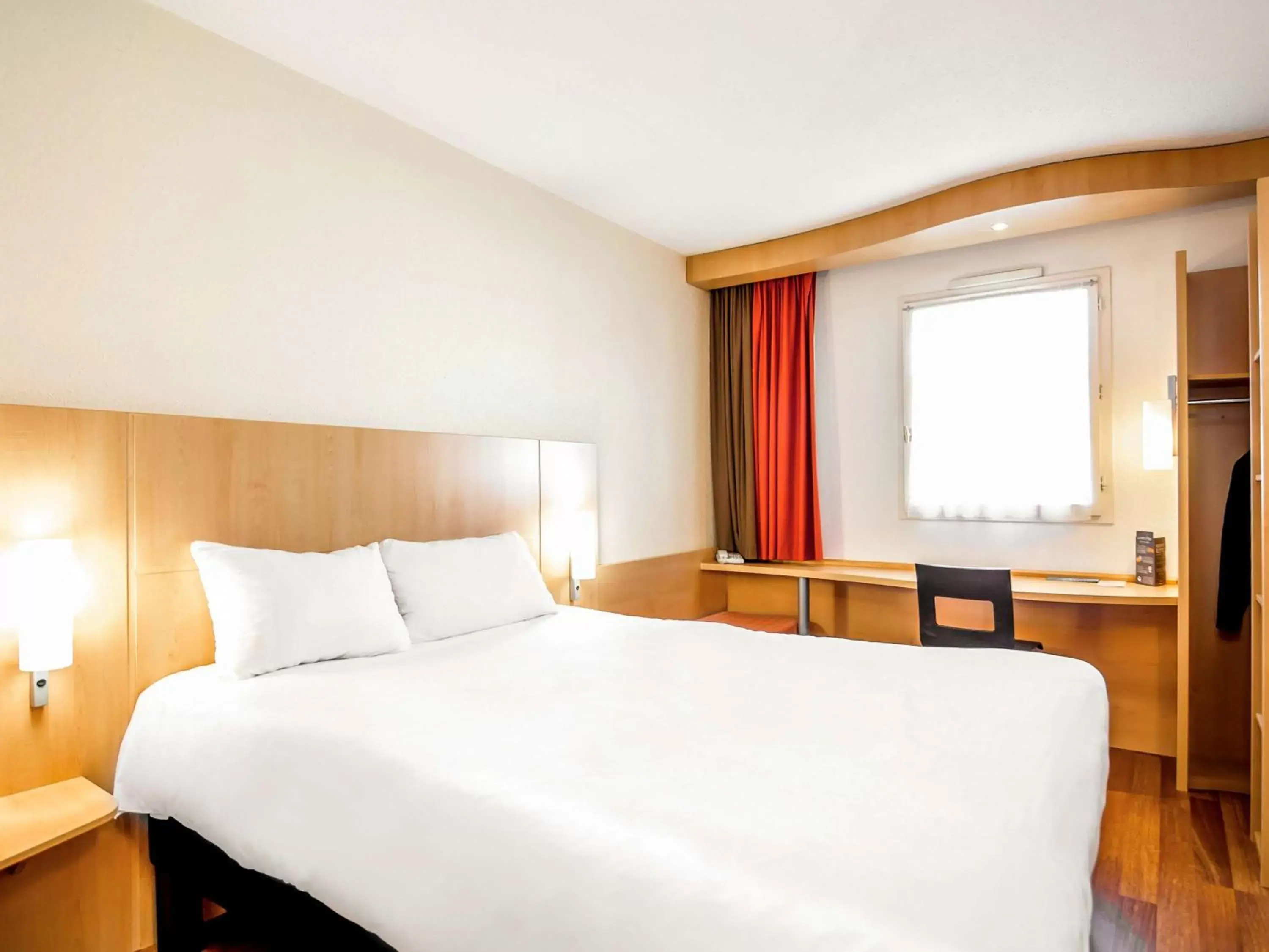 Photo of the whole room, Bed in ibis Cambrai