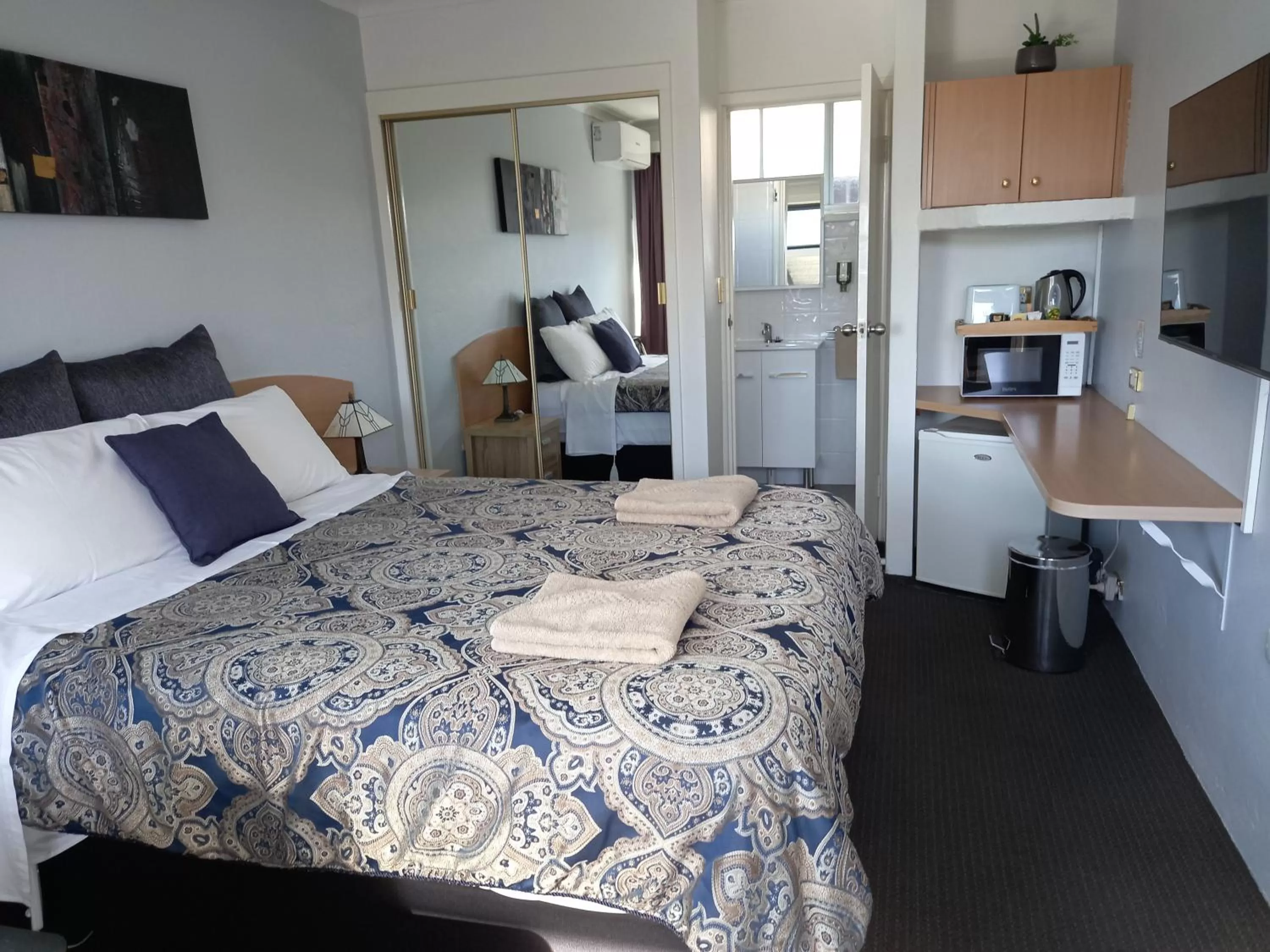 Photo of the whole room, Bed in White Manor Motel