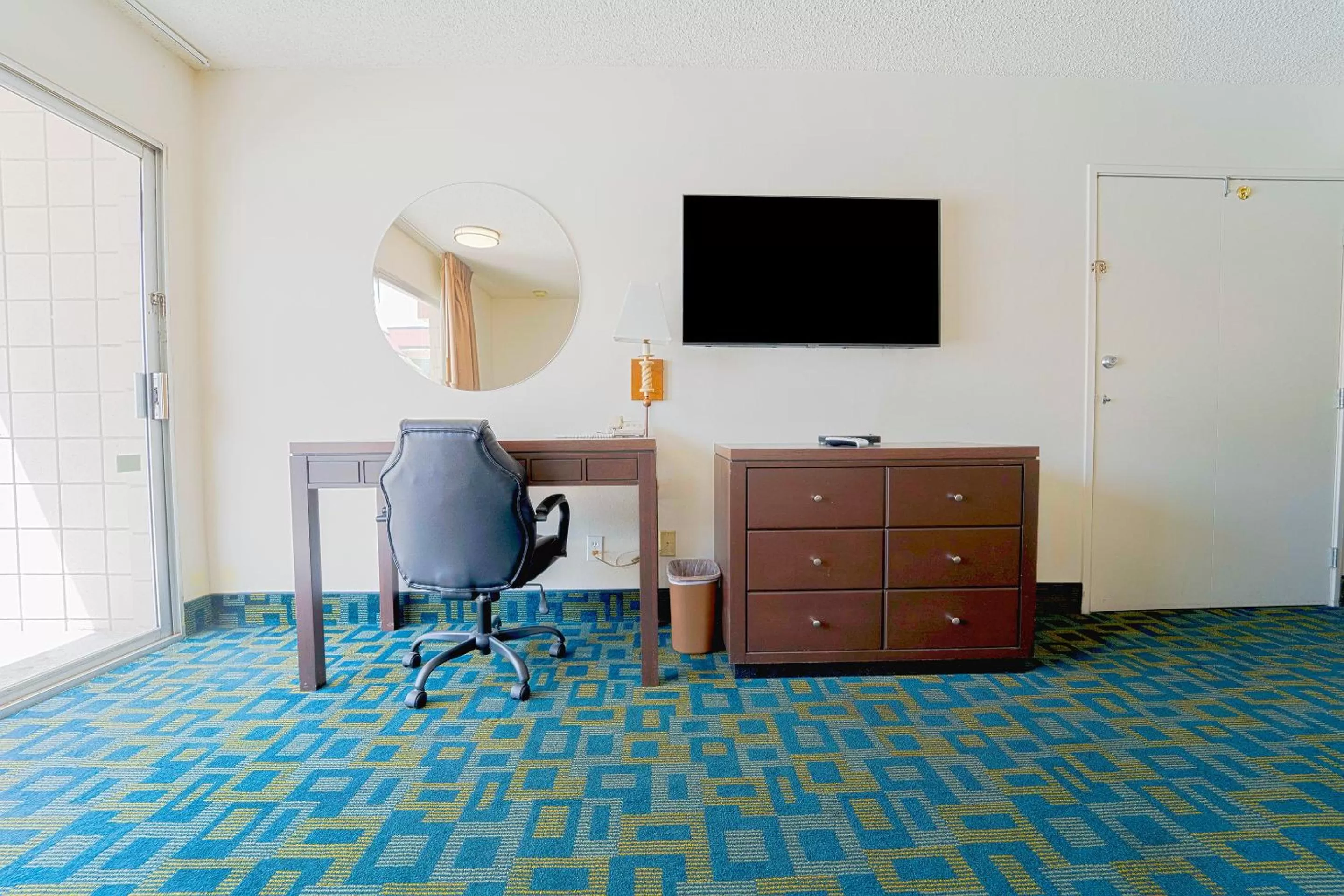 TV and multimedia in Royal Plaza Inn