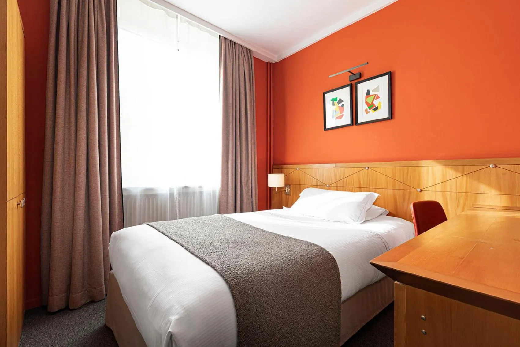 Photo of the whole room, Bed in Hôtel Des Artistes