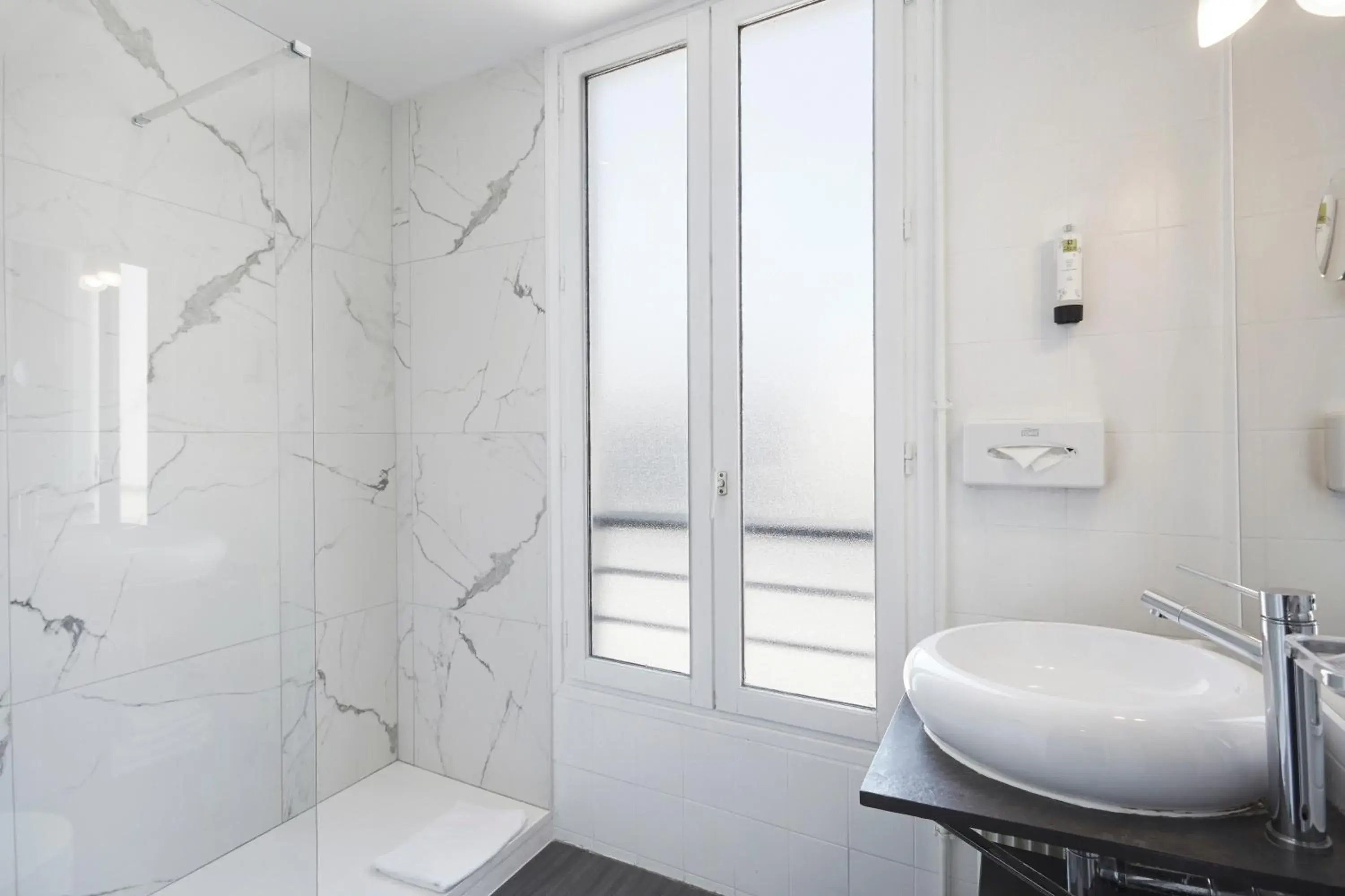 Shower, Bathroom in Jardin de Villiers