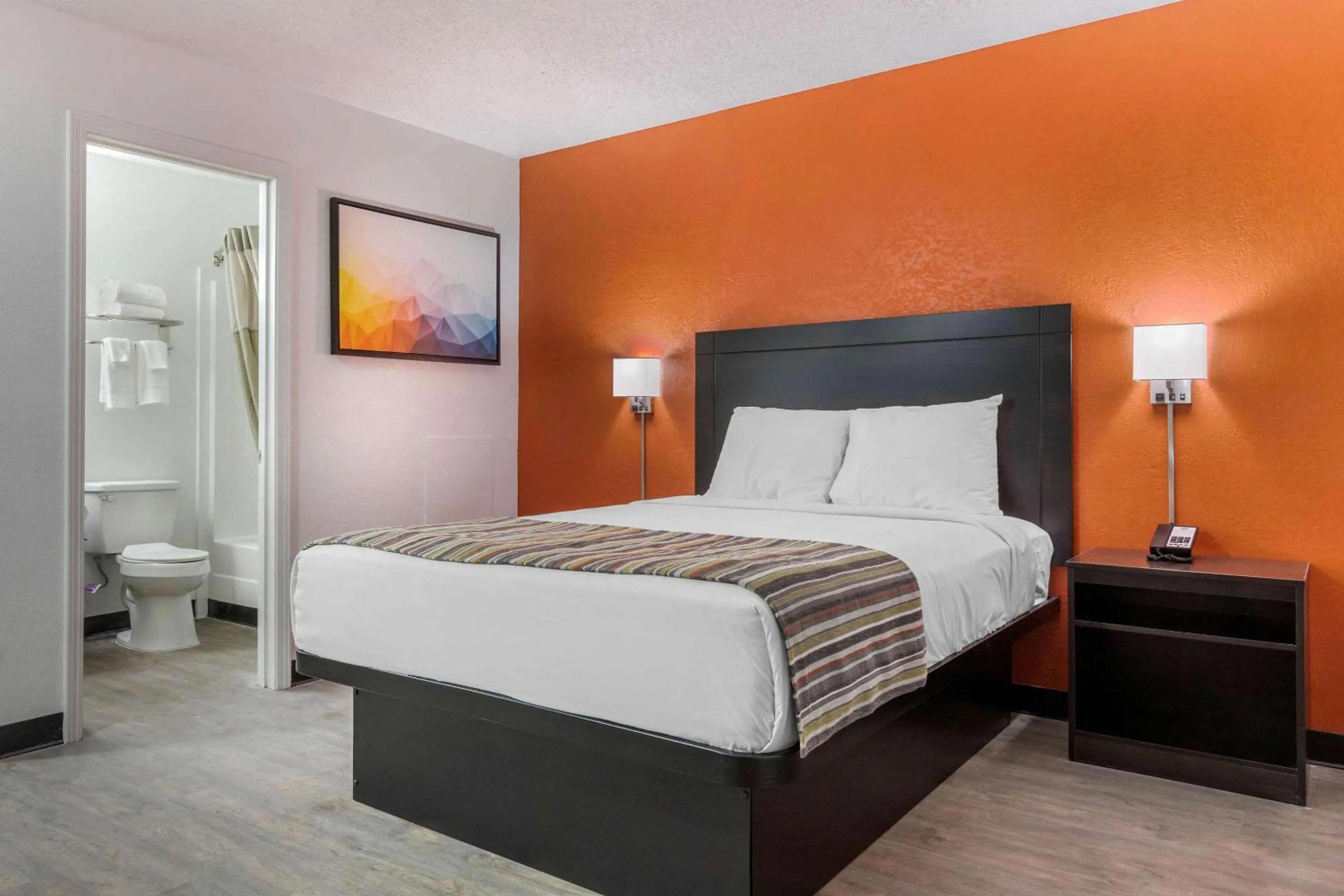 Bedroom, Bed in Suburban Studios Spartanburg - I-26