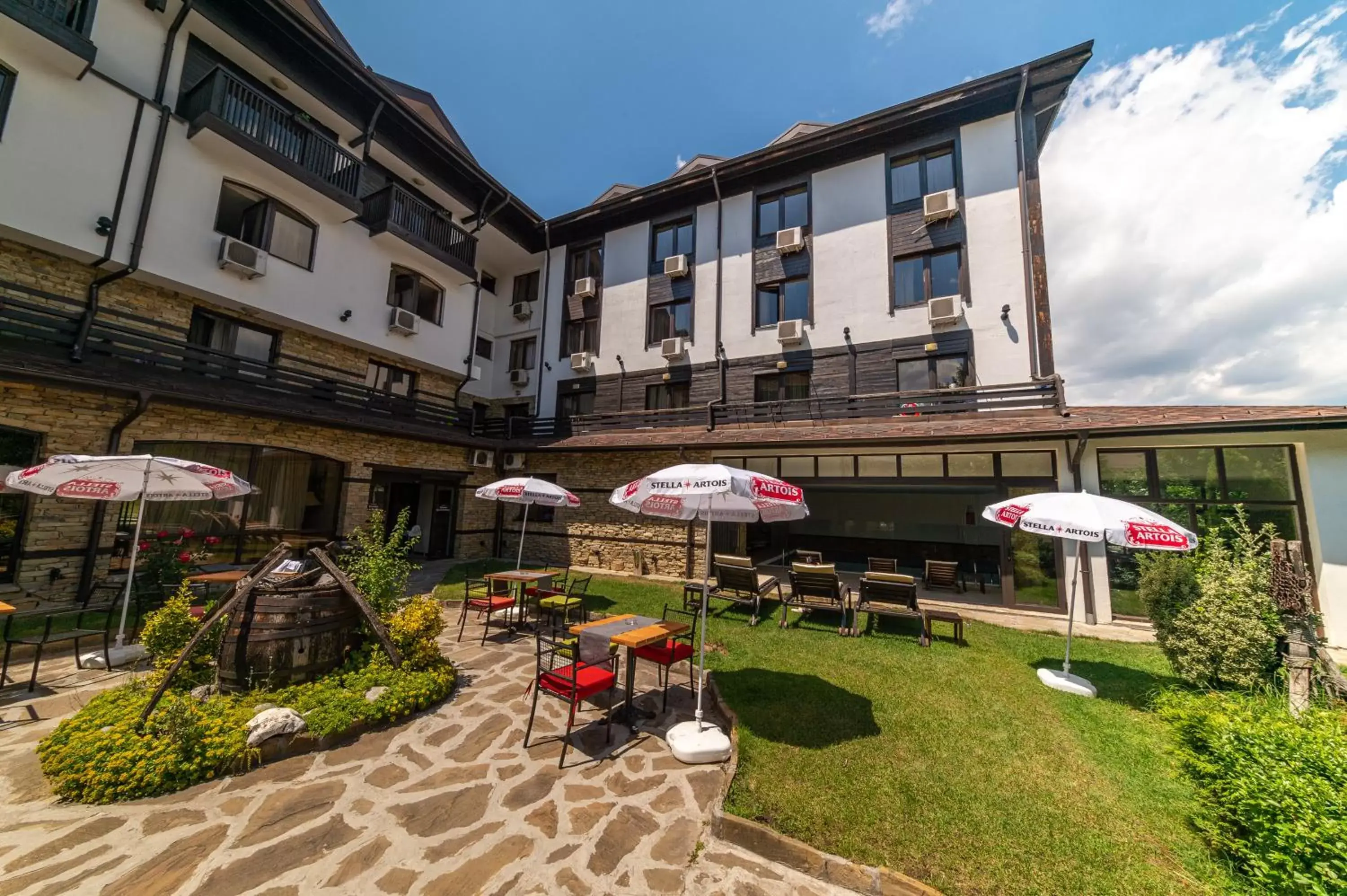 Garden, Property Building in Hotel Bansko SPA & Holidays - Free Parking