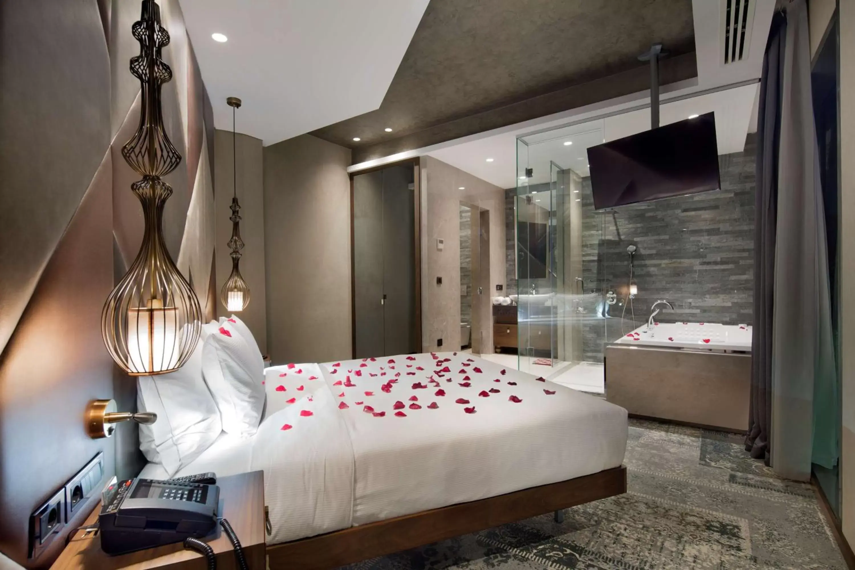 Bathroom, Bed in DoubleTree by Hilton Istanbul - Piyalepasa
