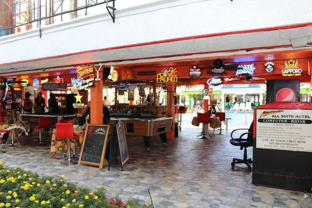 Lounge or bar in Tradewinds Airport Hotel