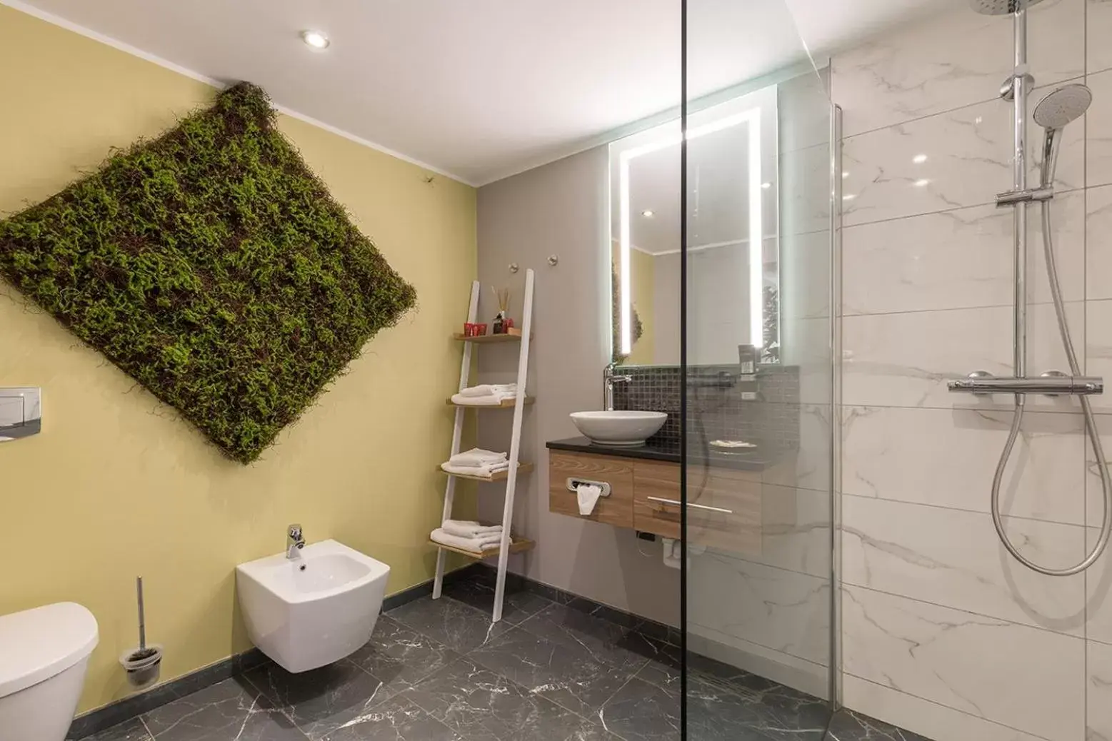 Bathroom in Leonardo Hotel Antwerpen
