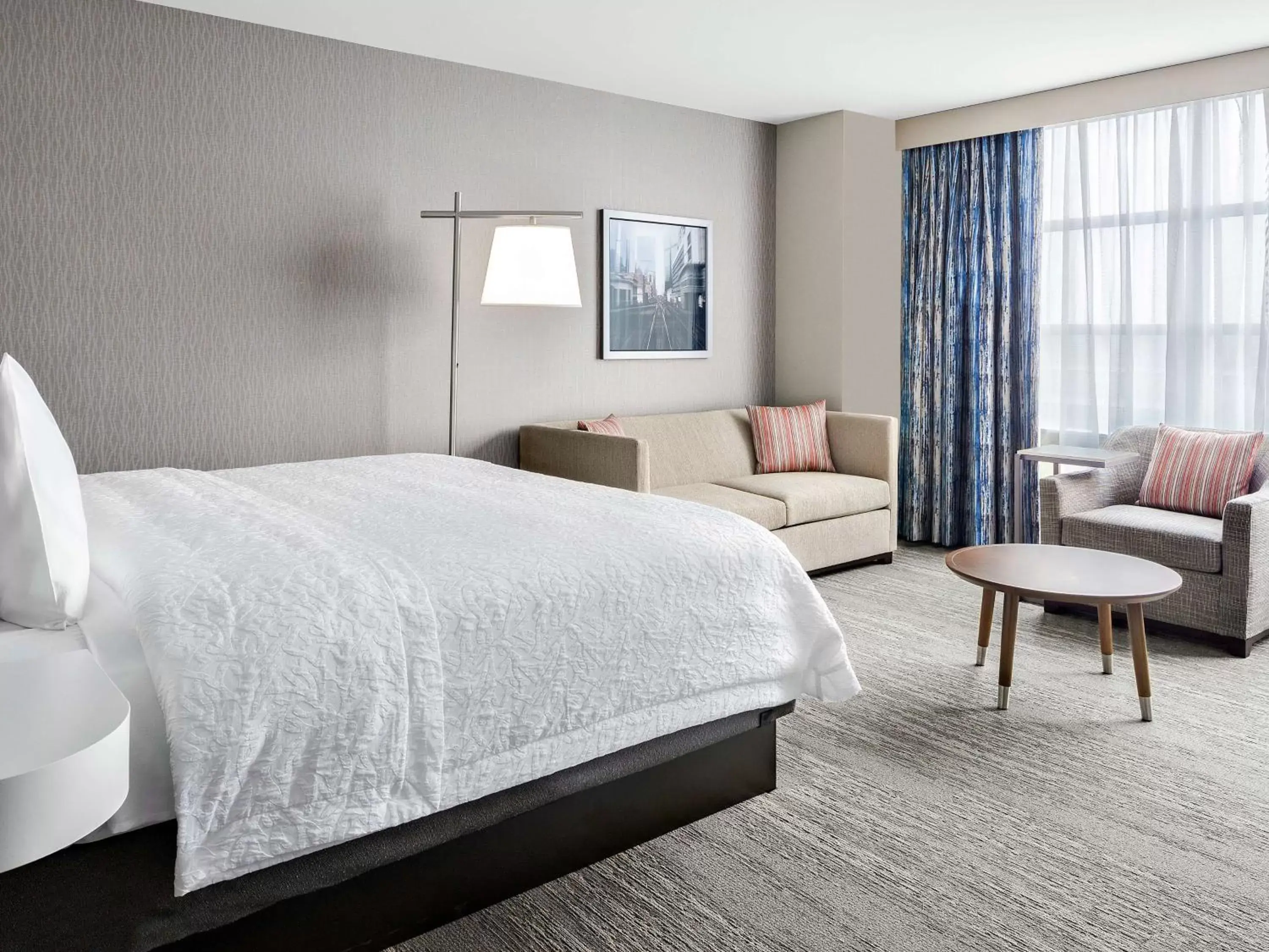 Living room, Bed in Hampton Inn Chicago McCormick Place