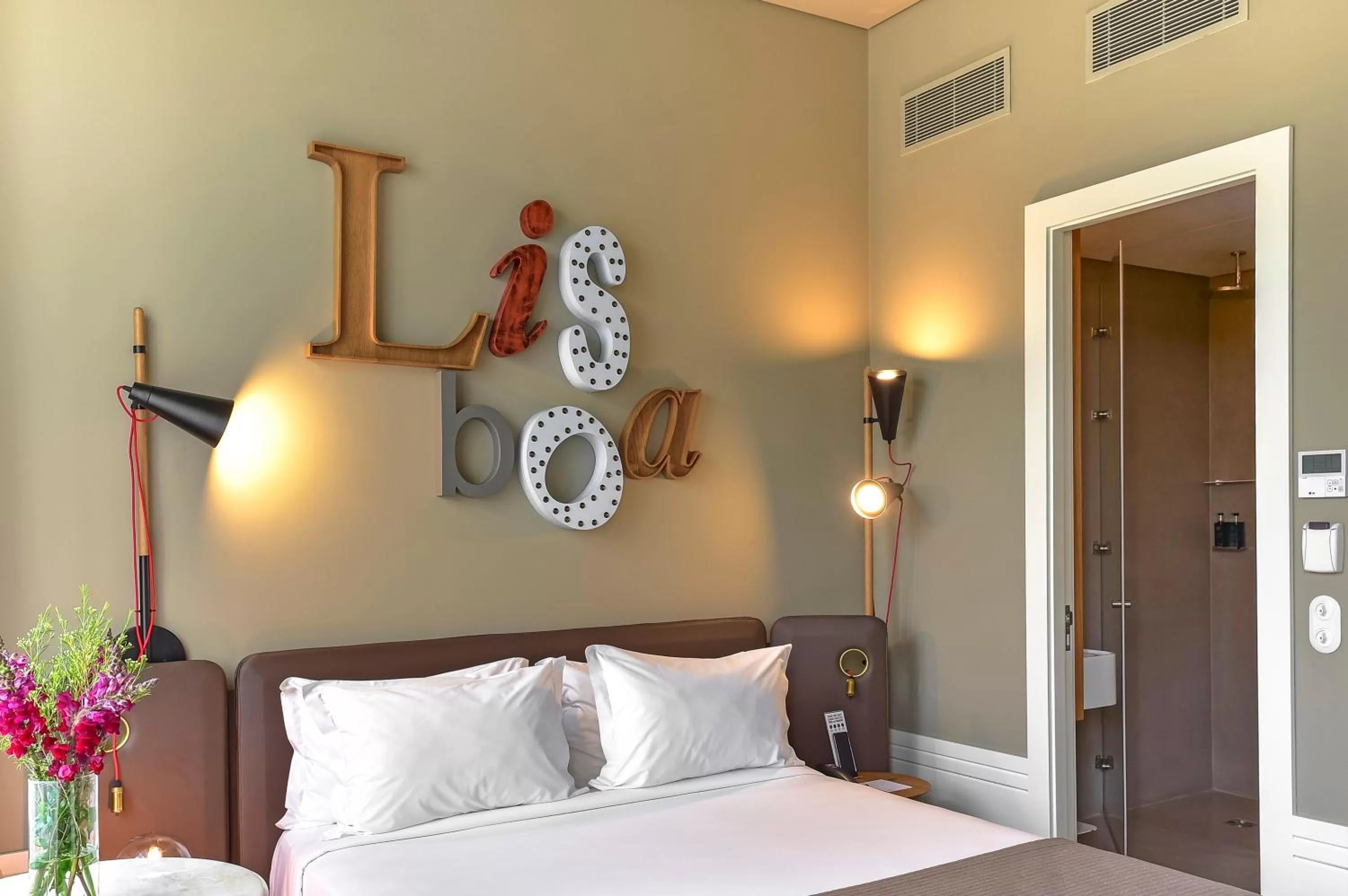 Bathroom, Bed in My Story Hotel Rossio