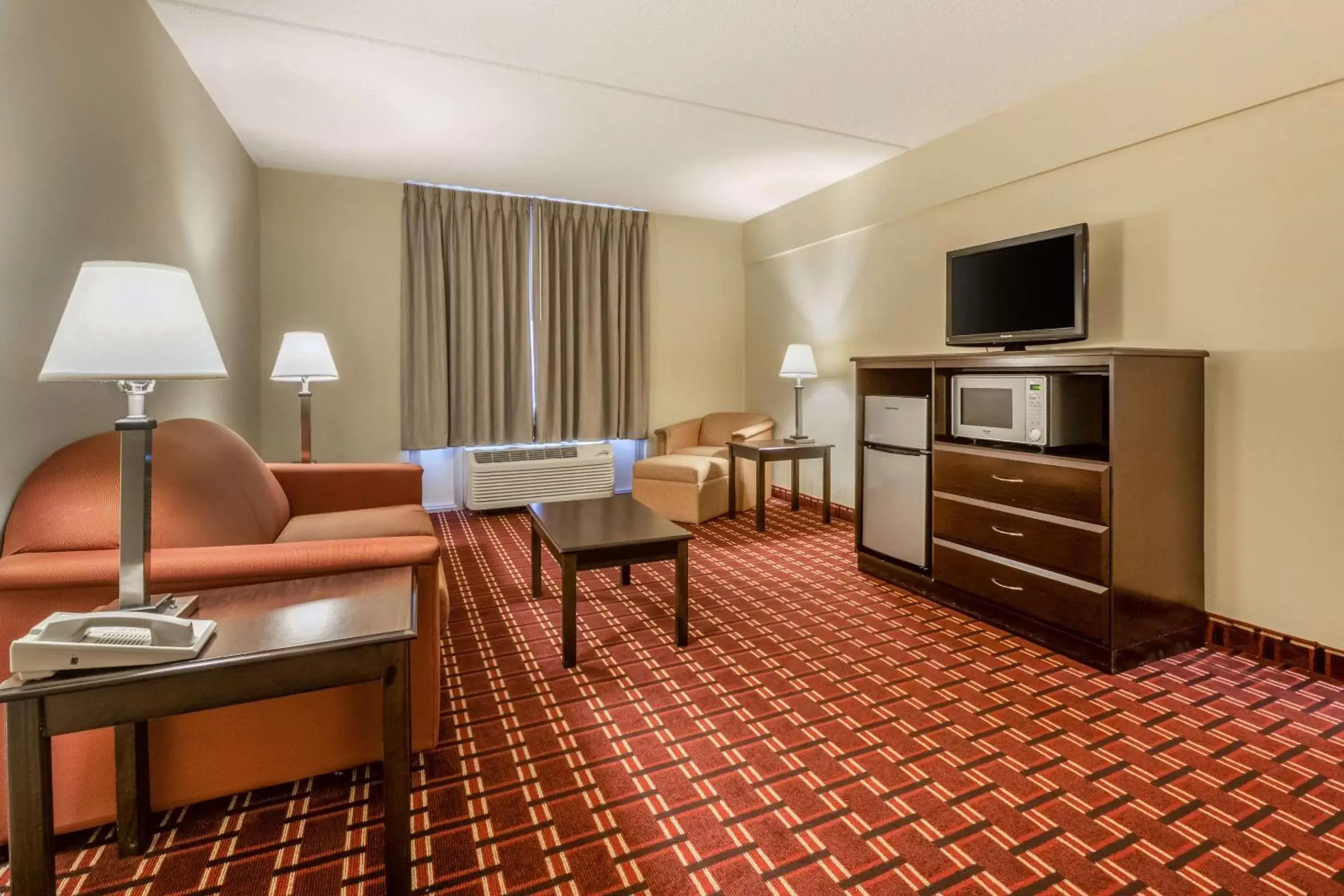 Photo of the whole room, Seating Area in Econo Lodge Inn & Suites Triadelphia