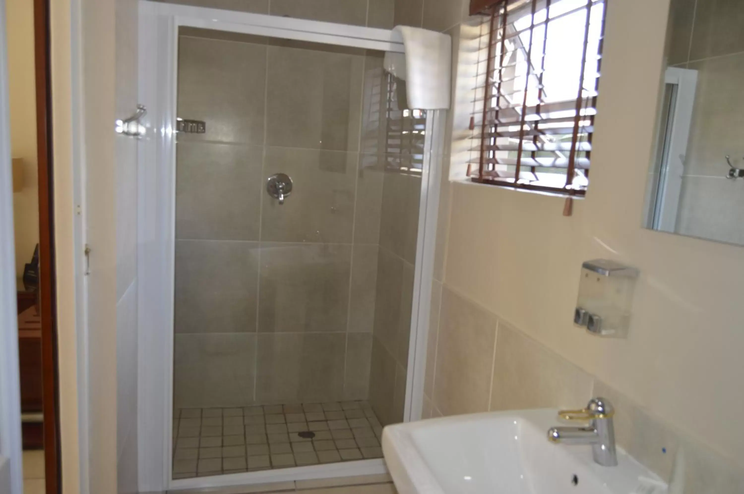 Shower, Bathroom in Lakeview Boutique Hotel & Conference Center