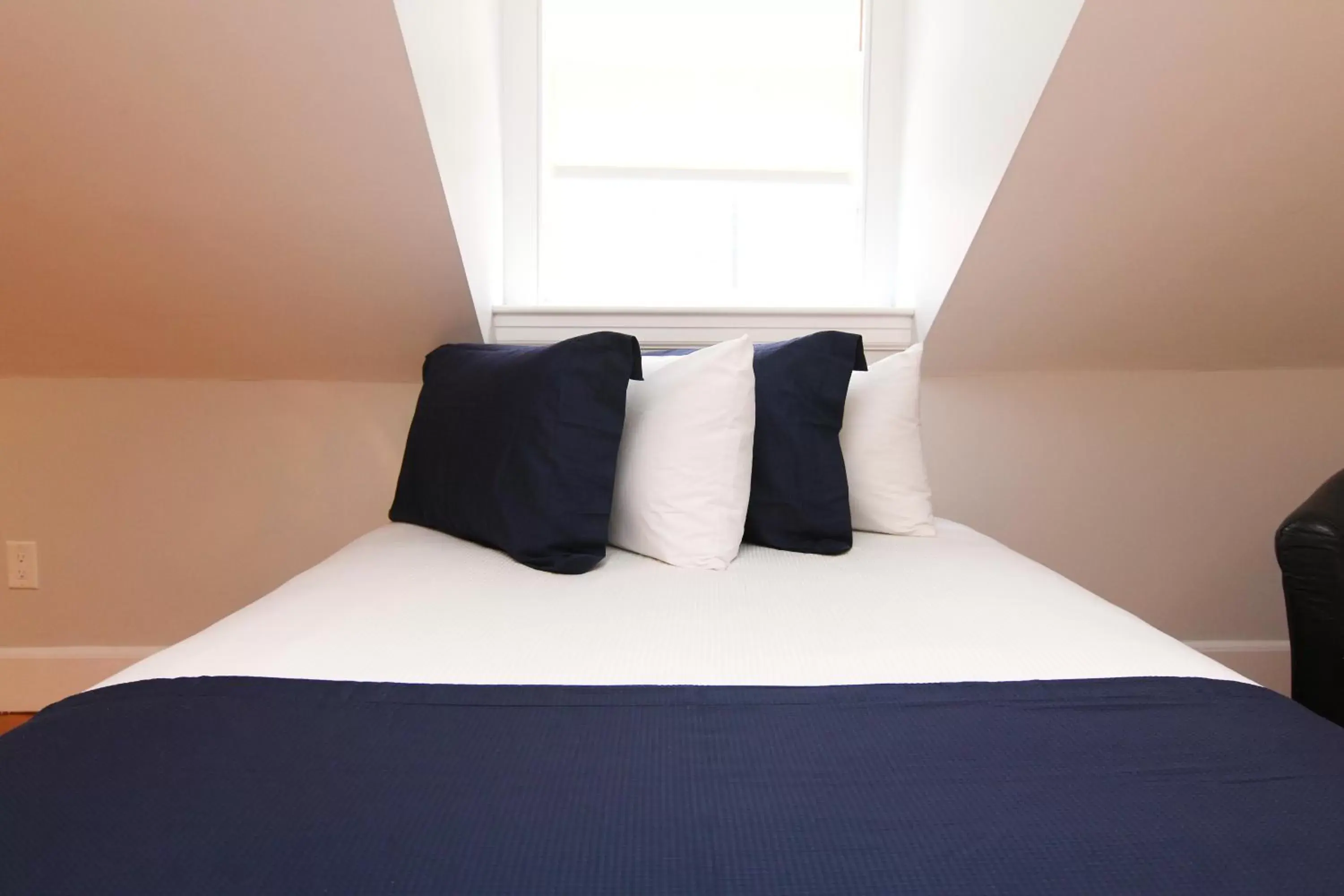 Bed in Charming & Stylish Studio on Beacon Hill #15