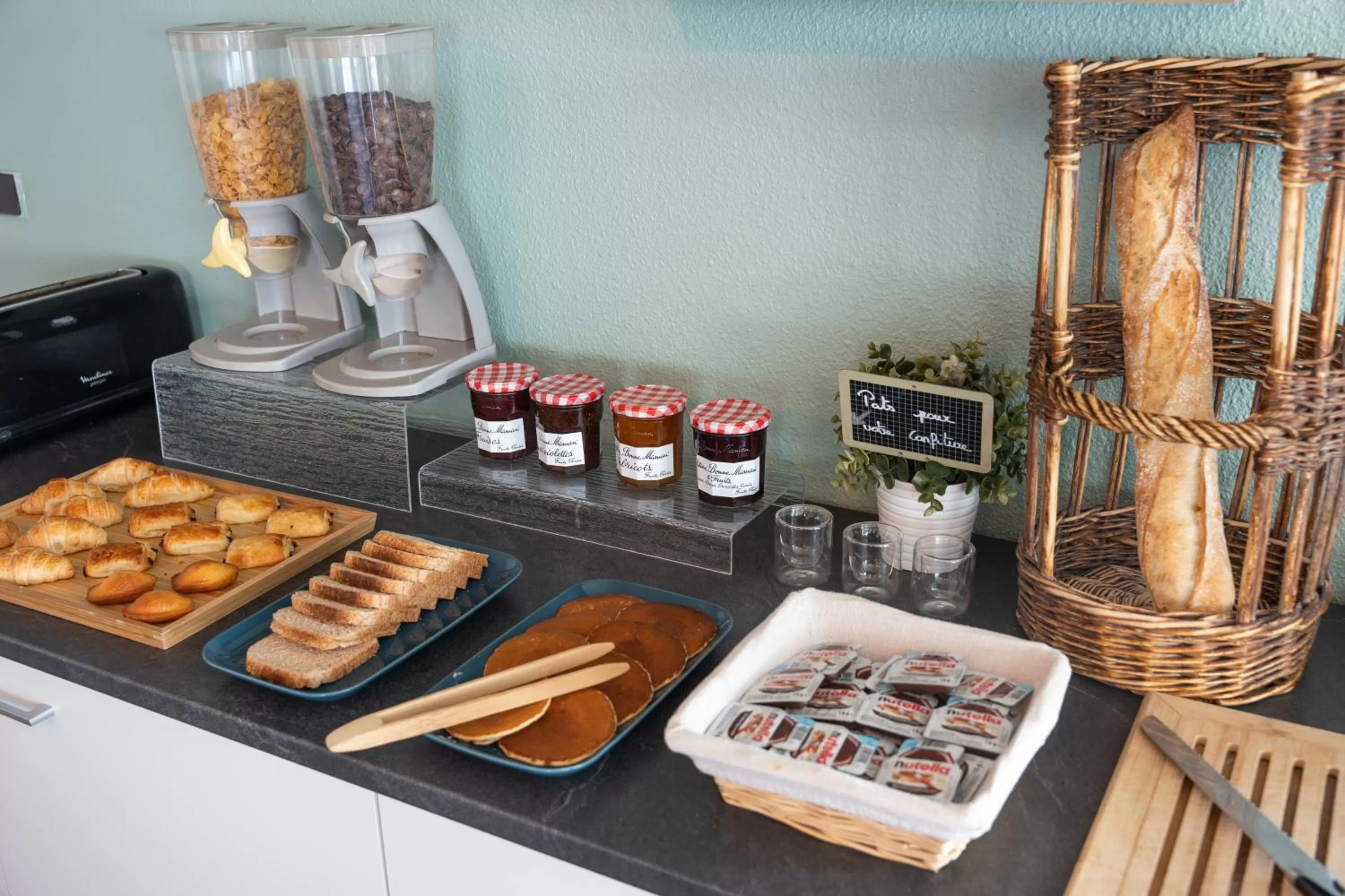 Breakfast in Hotel Inn Design La Rochelle