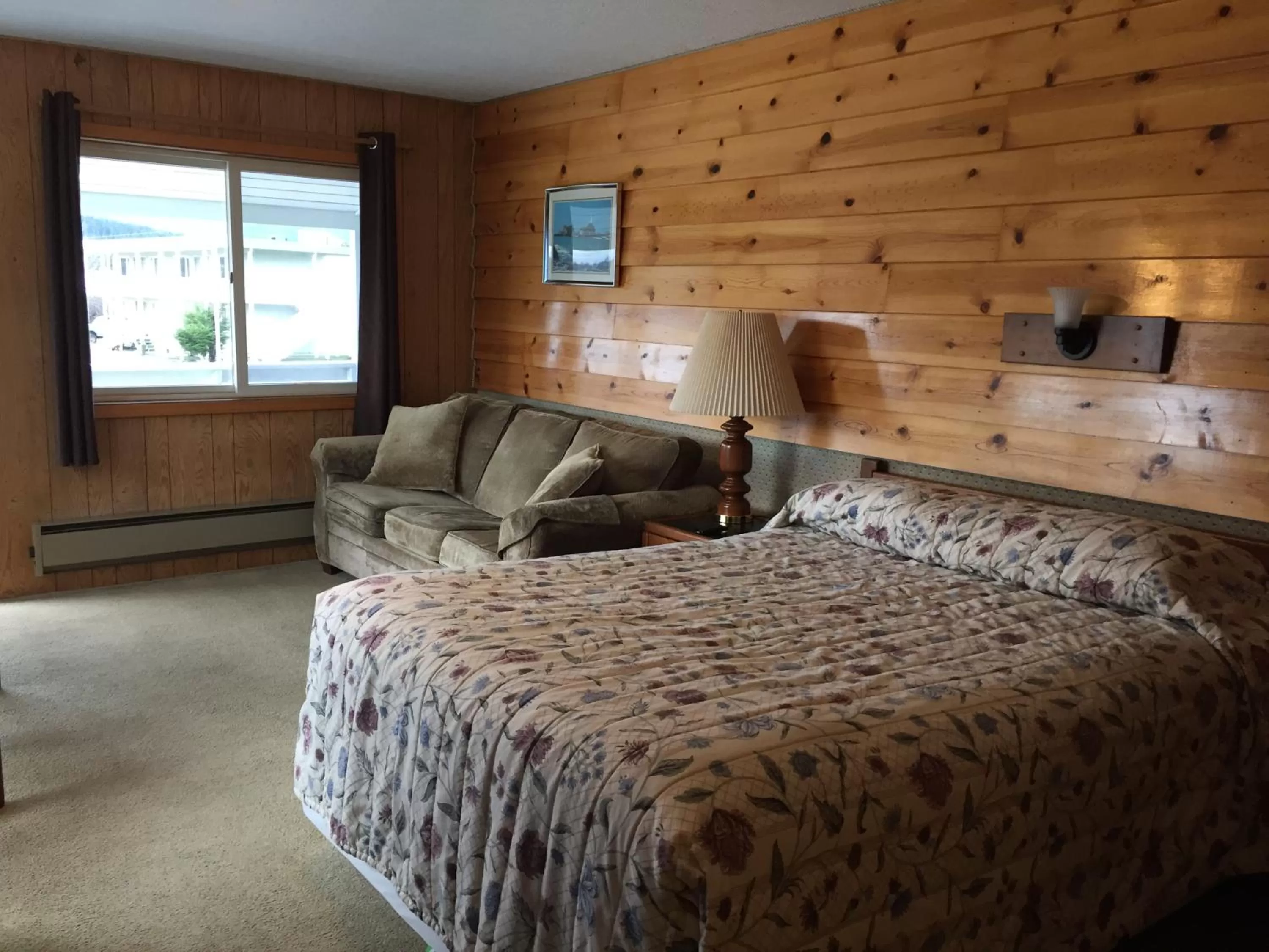 Bed in Captain's Choice Motel