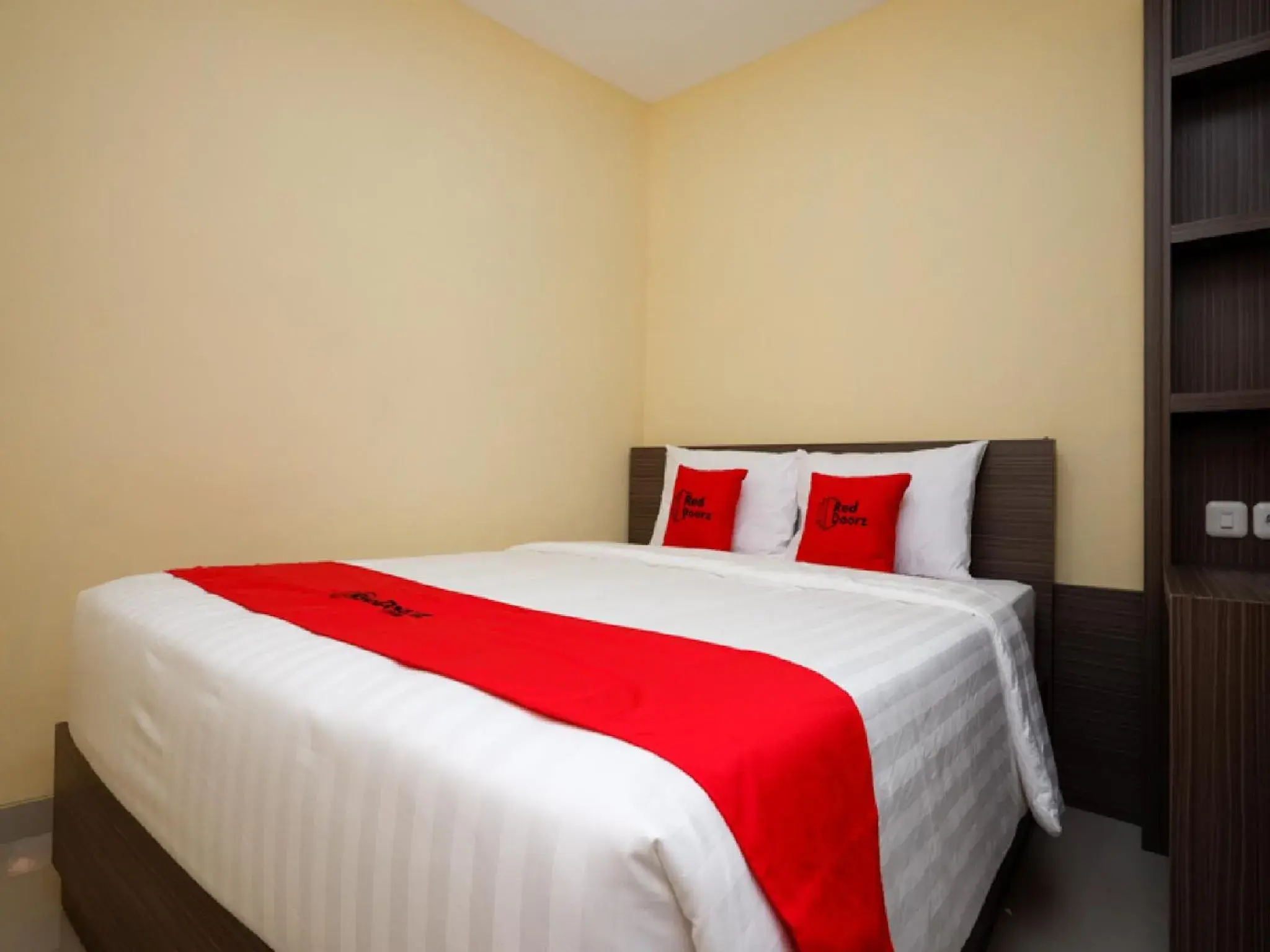Bedroom, Bed in RedDoorz Plus near Paragon Mall Semarang Bedroom, Bed in RedDoorz Plus near Paragon Mall Semarang