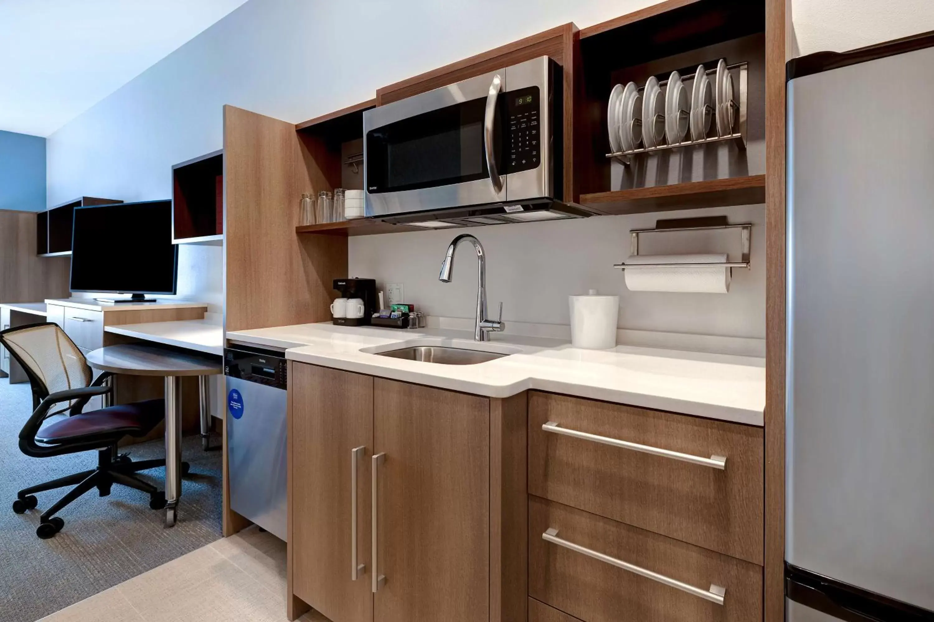 Kitchen or kitchenette, Kitchen/Kitchenette in Home2 Suites By Hilton Lincolnshire Chicago