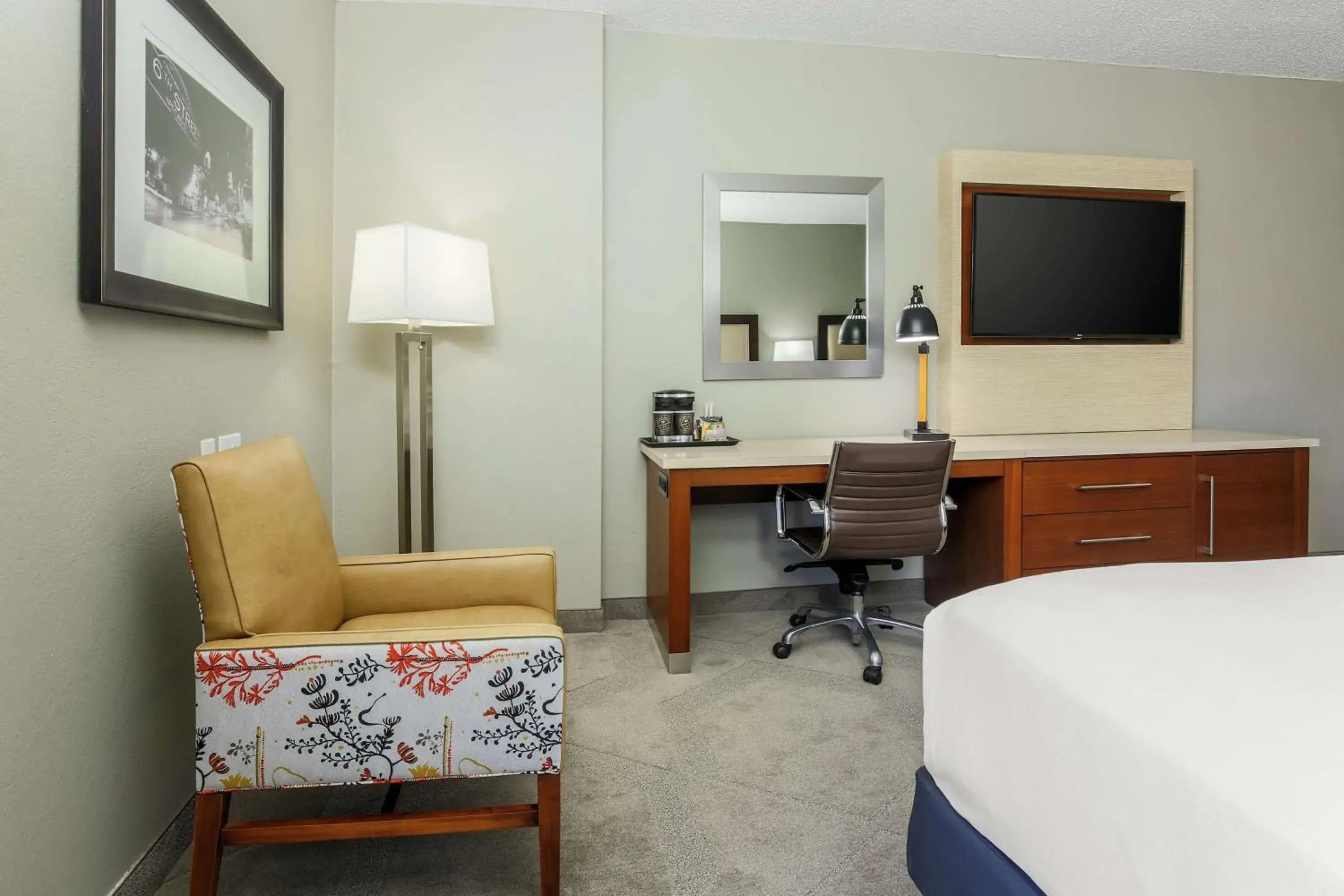 Living room, TV/Entertainment Center in DoubleTree by Hilton Austin-University Area
