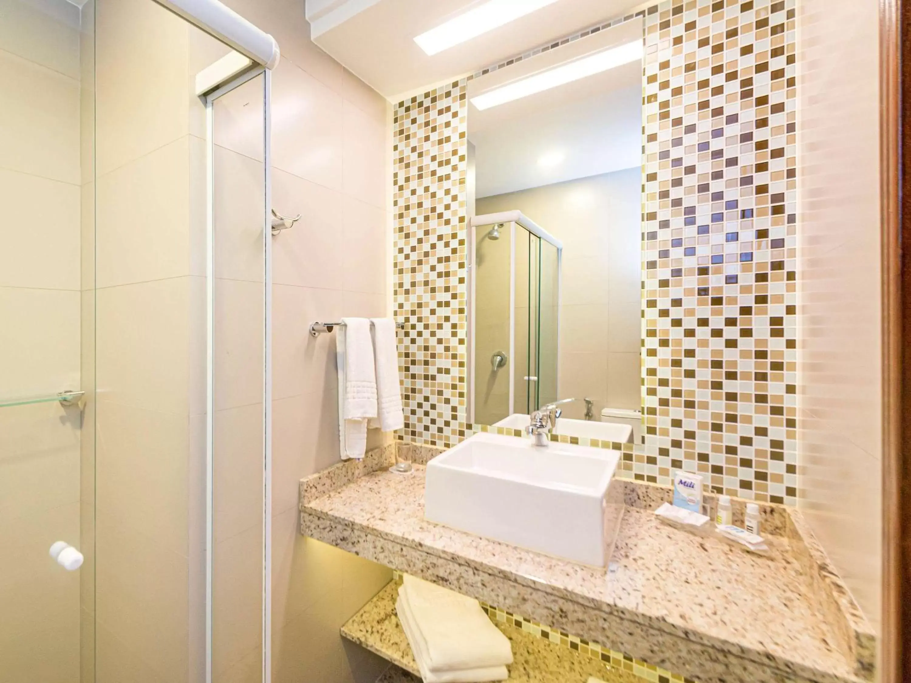 Photo of the whole room, Bathroom in Mercure Curitiba Golden
