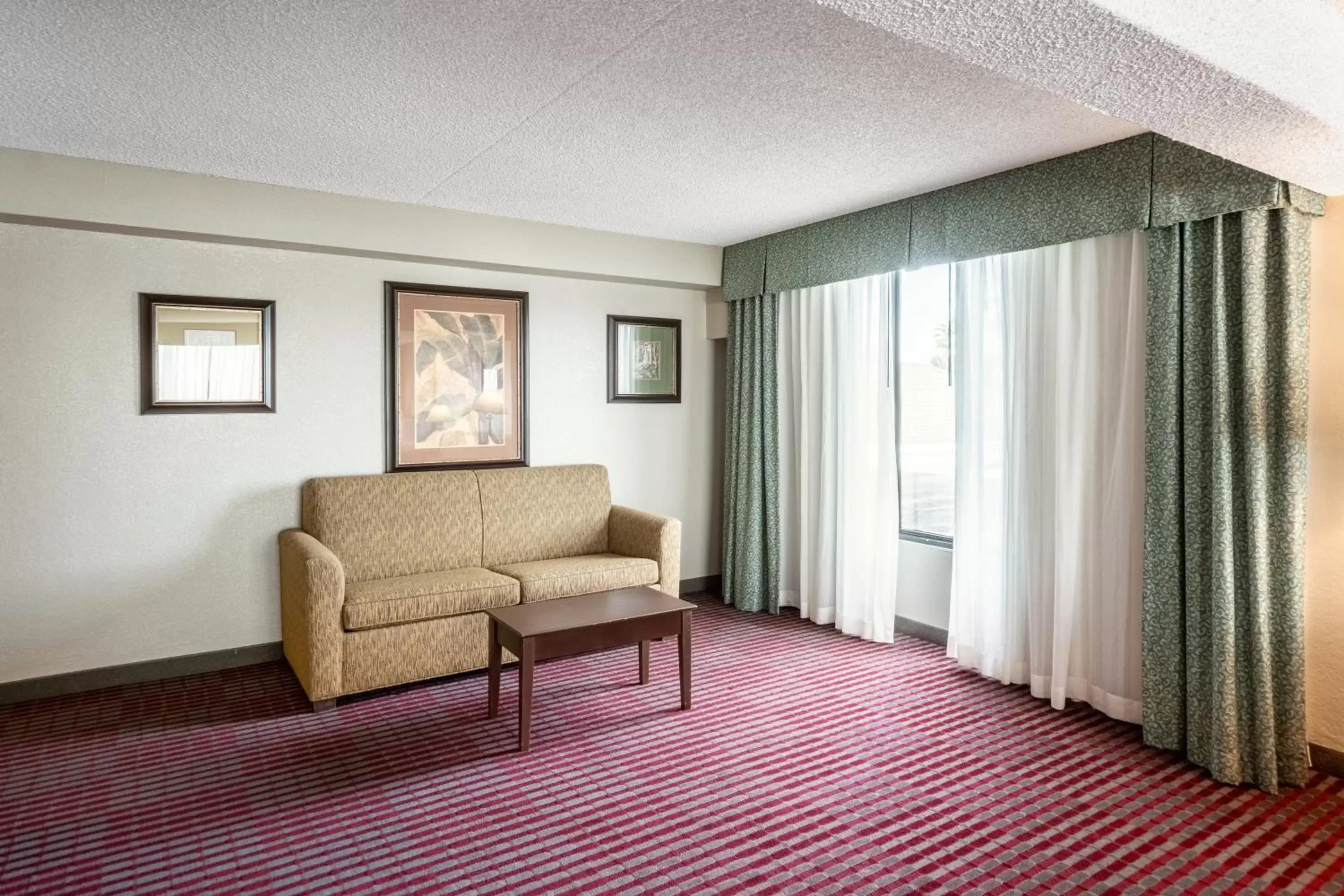 Living room, Seating Area in Quality Inn Lakeland North