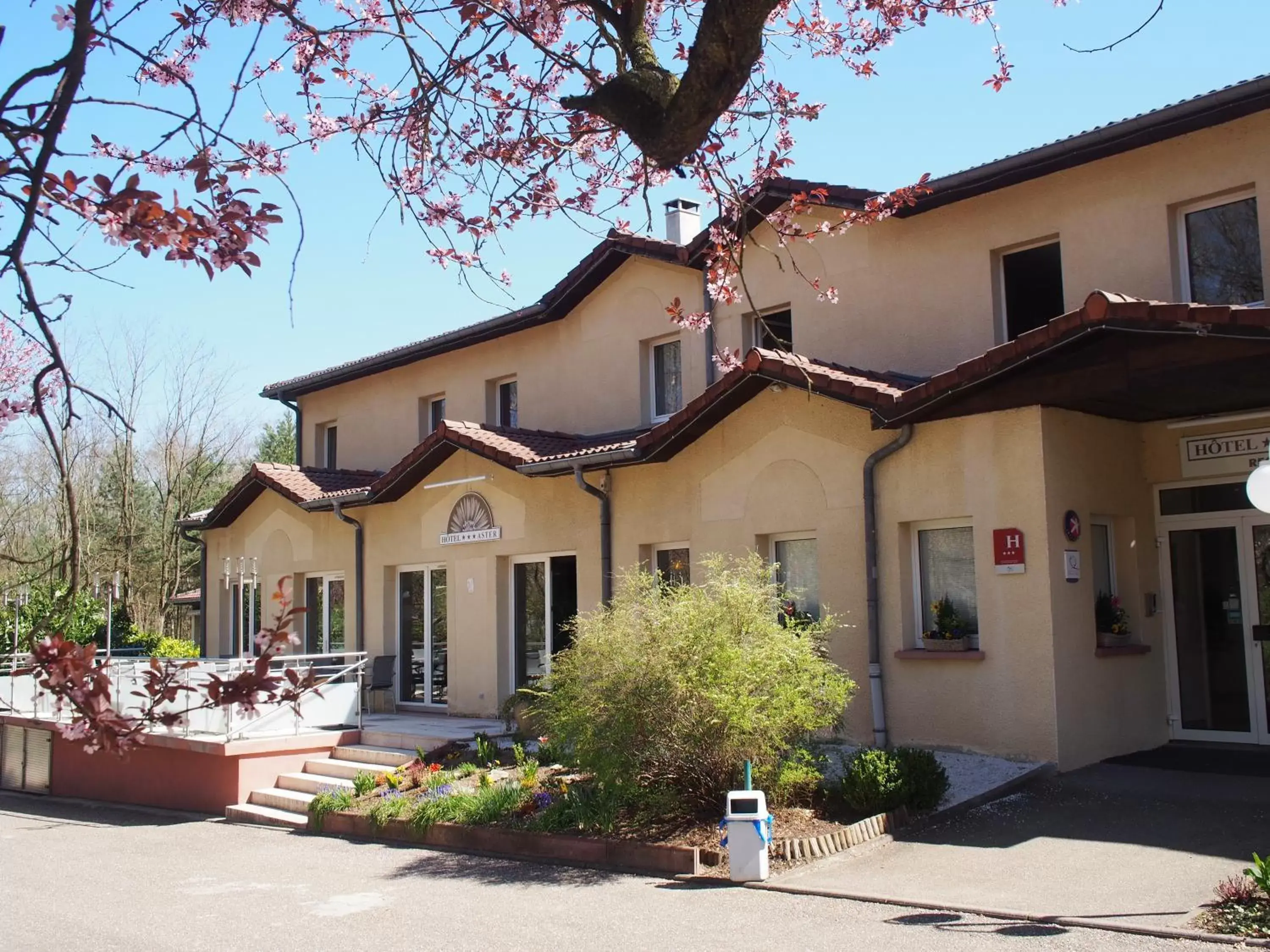 Facade/entrance, Property Building in The Originals City, Hôtel Aster, Saint-Avold Nord (Inter-Hotel)