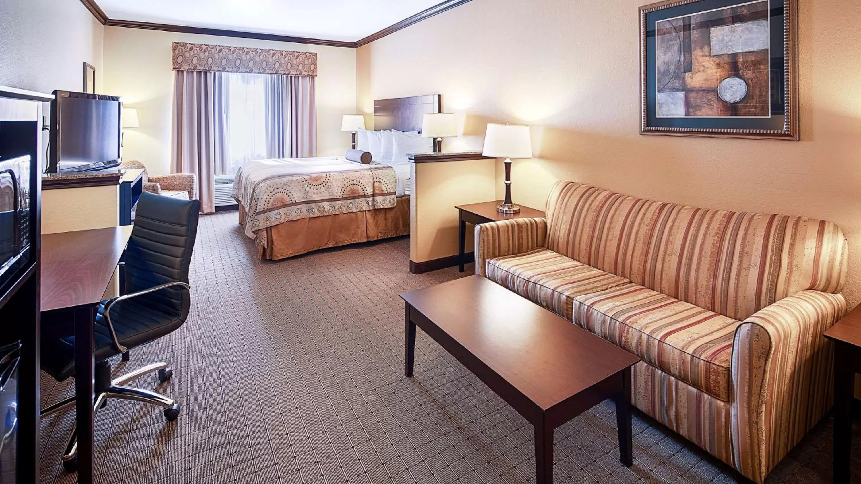Photo of the whole room, Bed in Best Western Plus Royal Mountain Inn & Suites