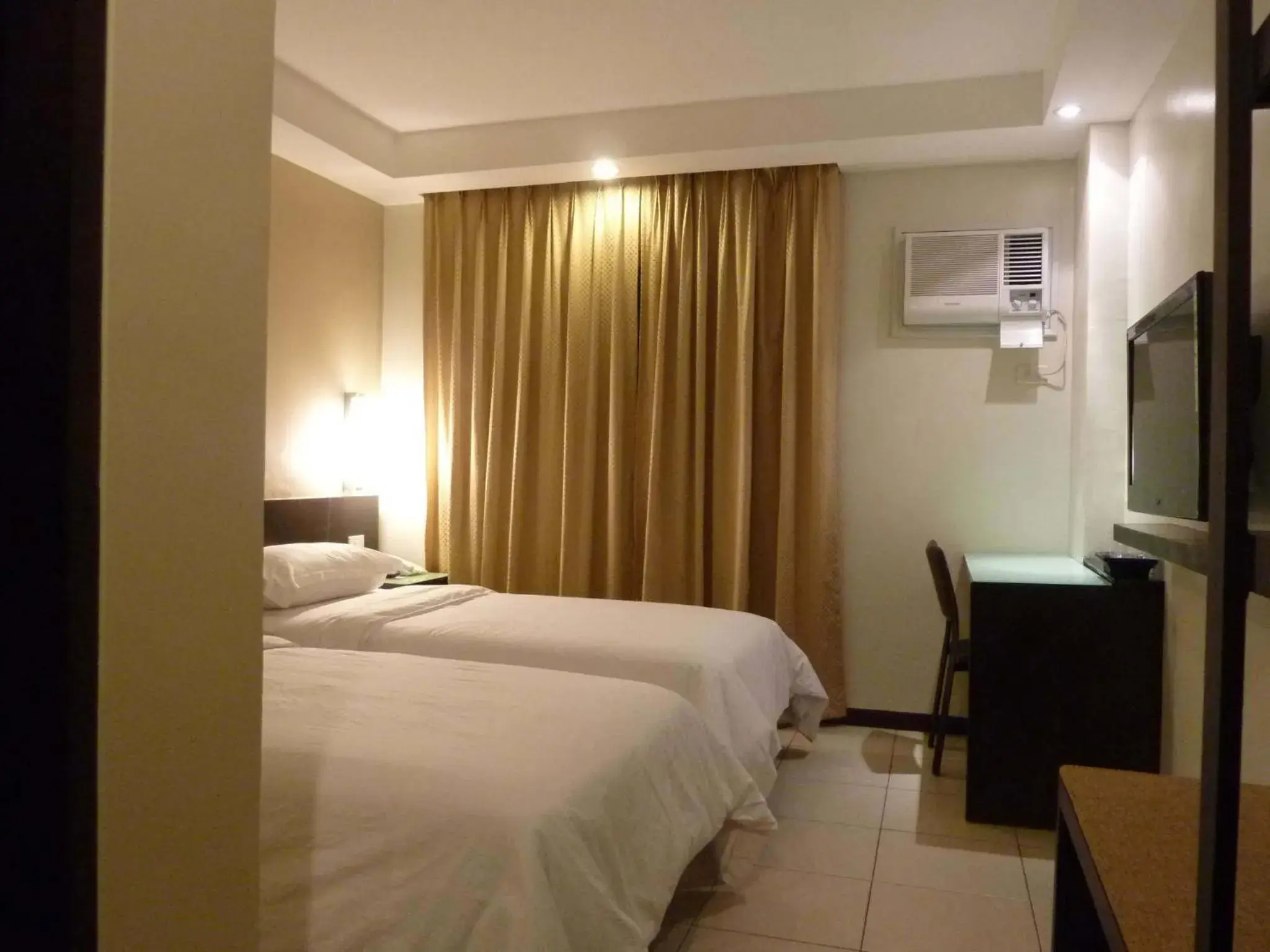 Photo of the whole room, Bed in Circle Inn - Iloilo City Center