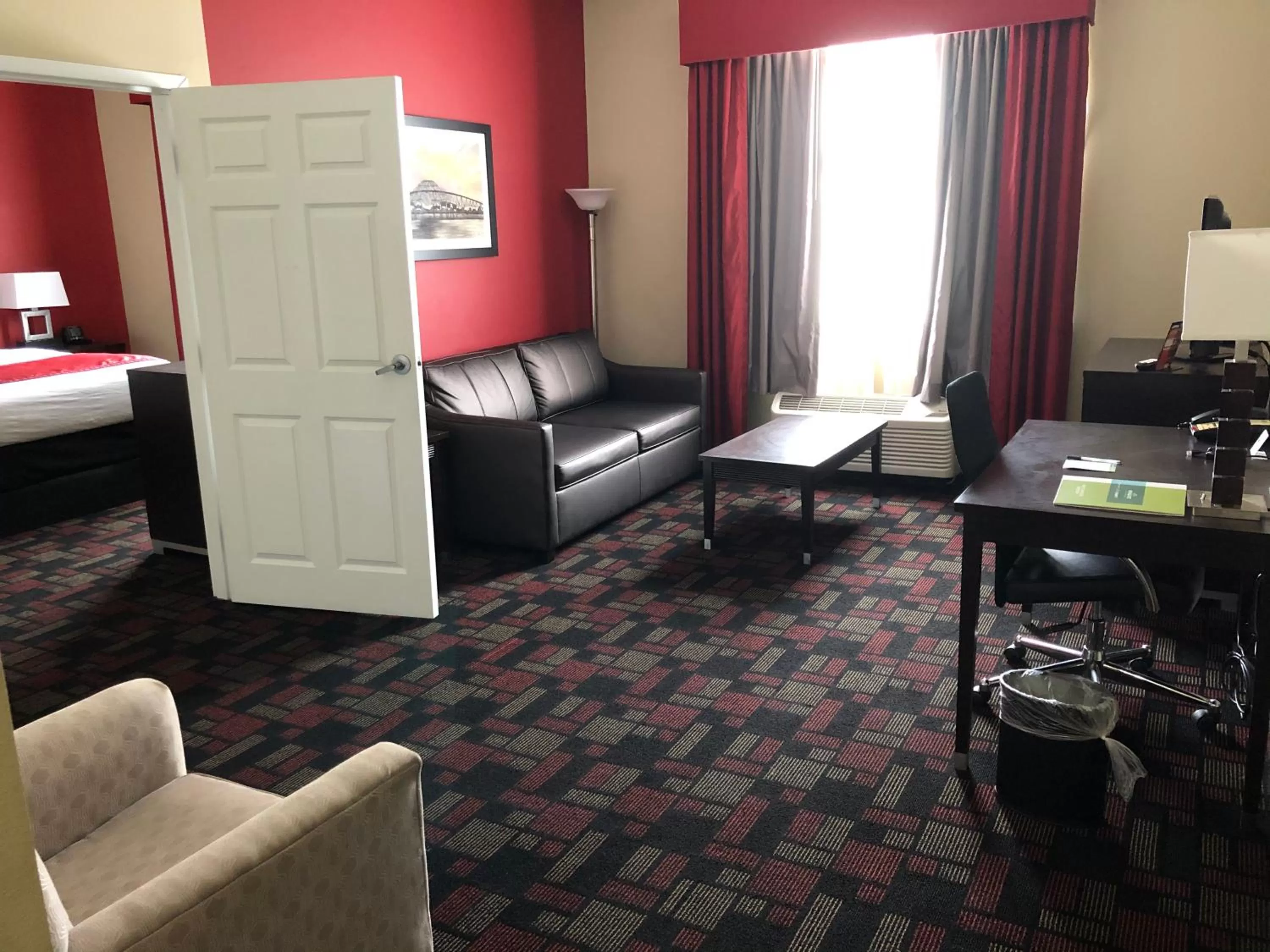 Living room, Bed in Wingate by Wyndham Lake Charles Casino Area