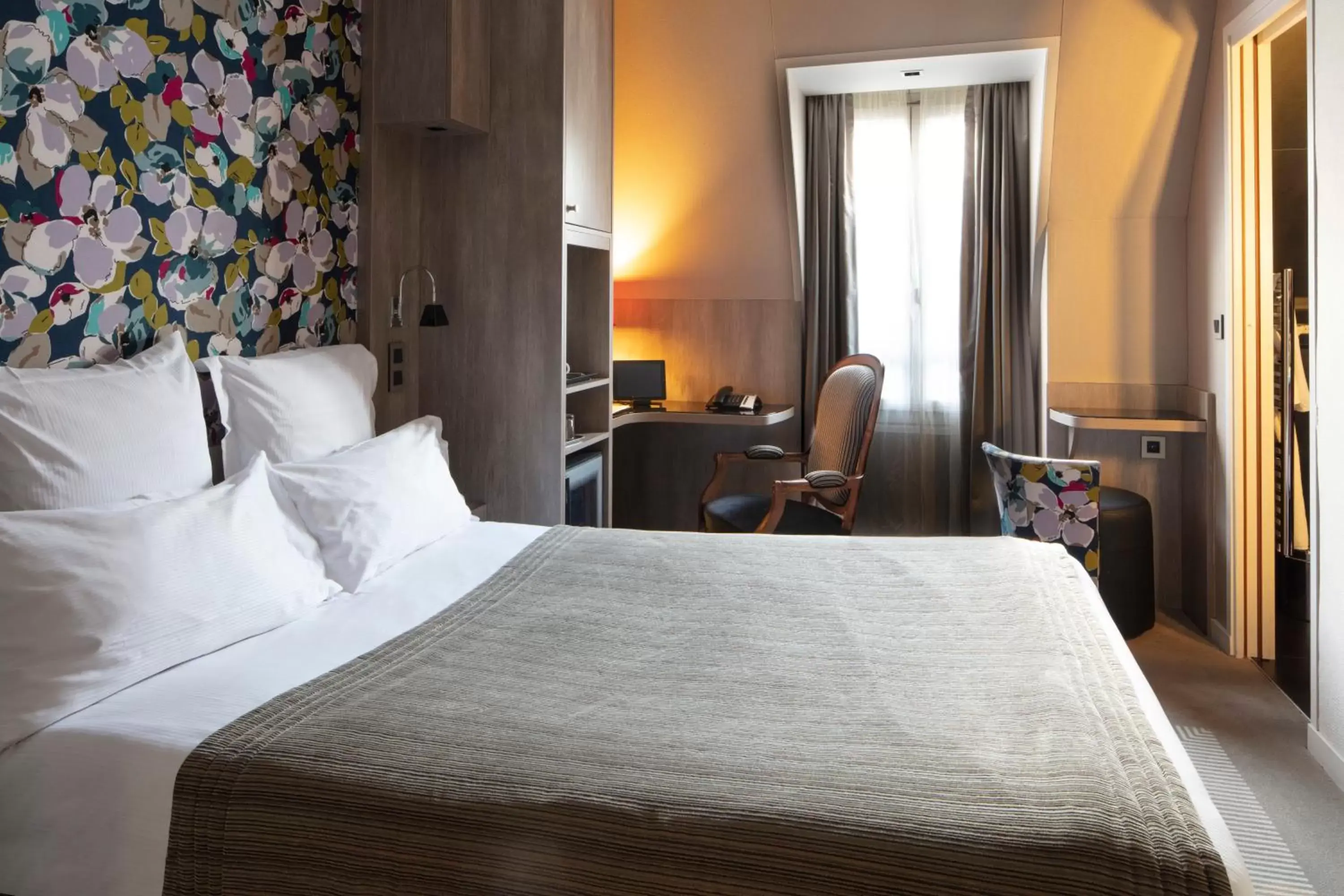 Photo of the whole room, Bed in Hôtel Regent's Garden - Astotel