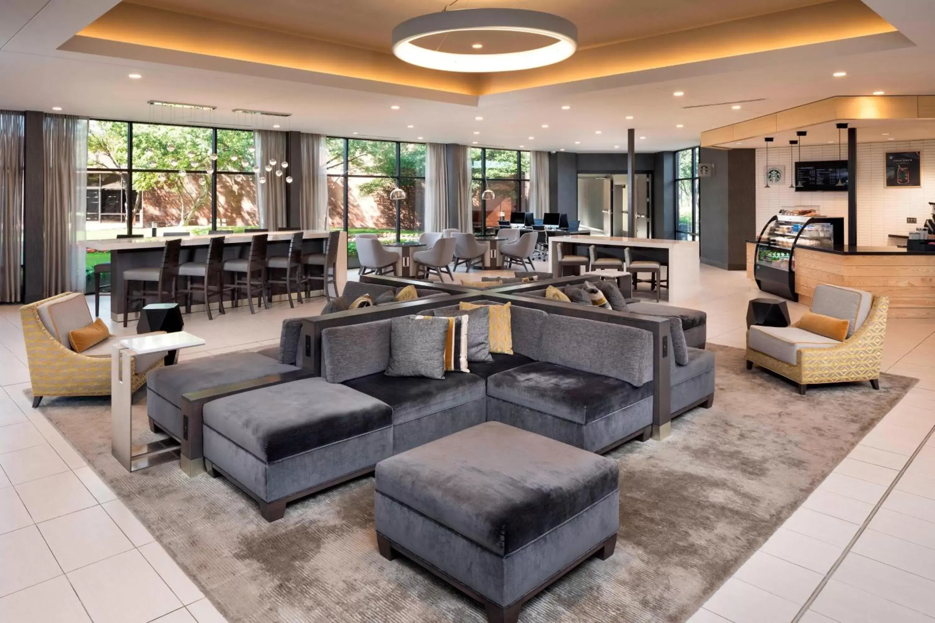 Lobby or reception in Delta Hotels by Marriott Minneapolis Northeast