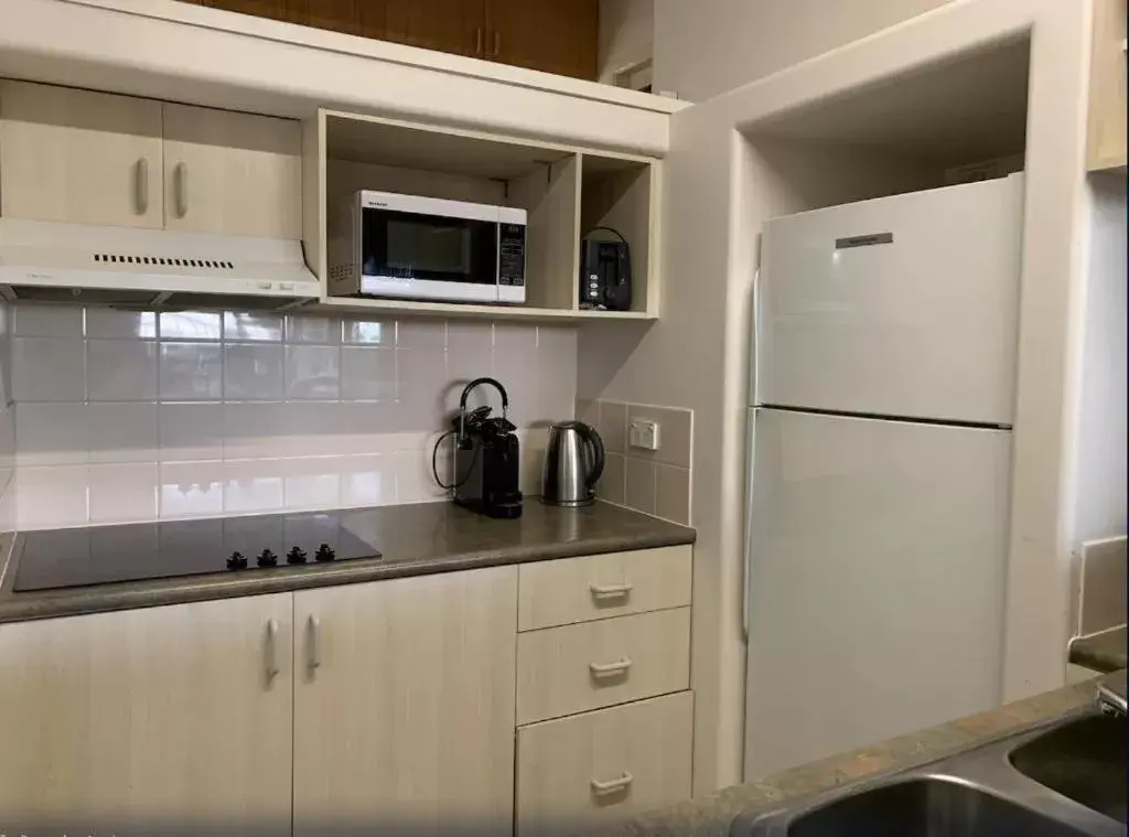 Kitchen/Kitchenette in Tiki Hotel Apartments Surfers Paradise