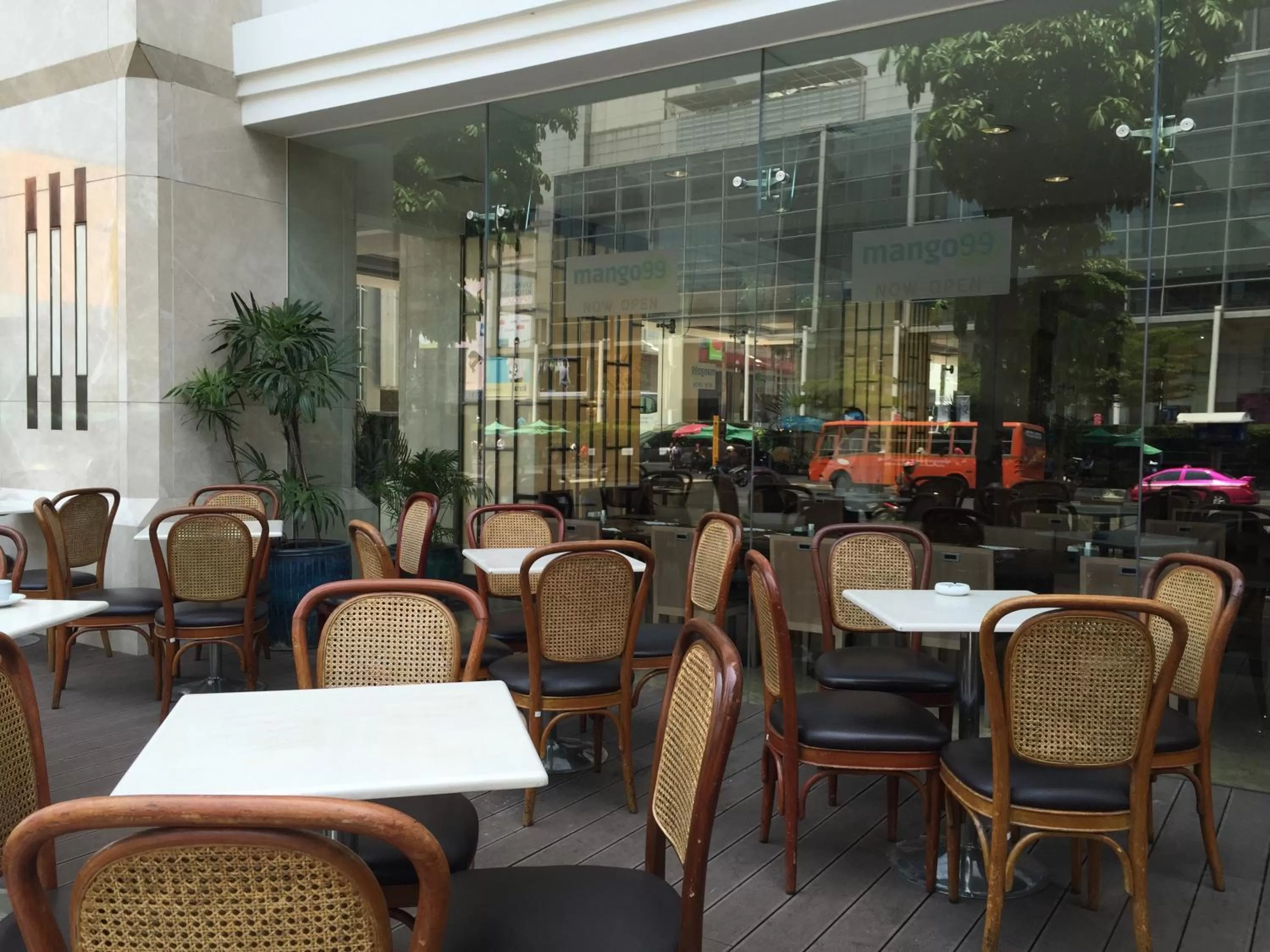 Restaurant/places to eat in Arnoma Hotel Bangkok