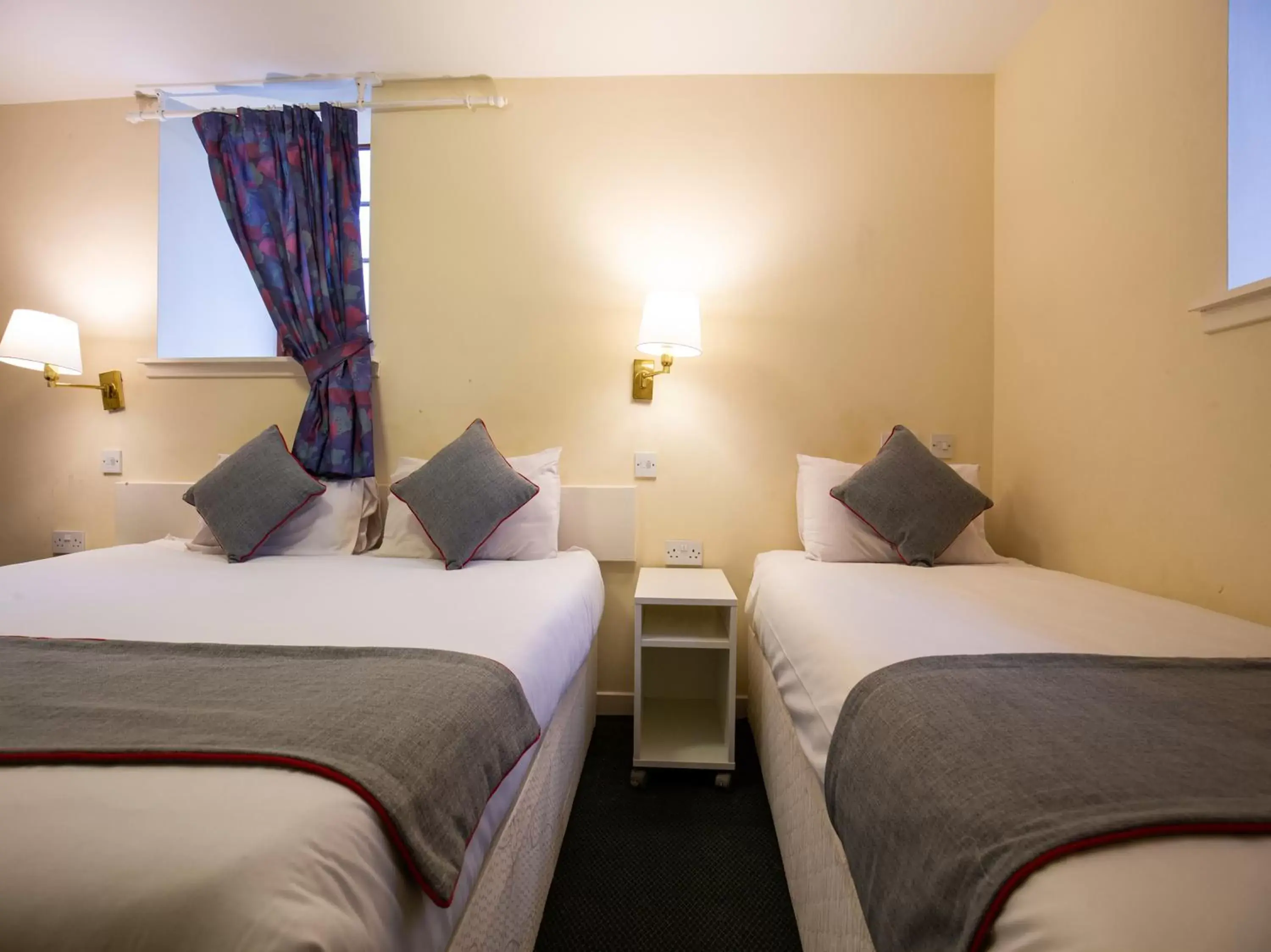 Bedroom, Bed in Longforgan Coaching Inn