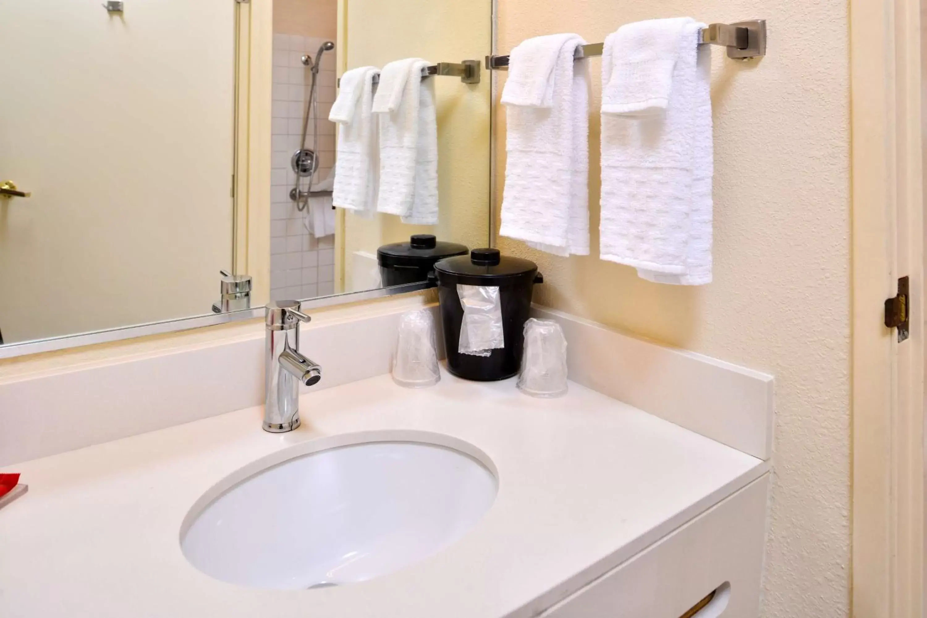 Bathroom in SureStay Plus Hotel by Best Western Ottumwa