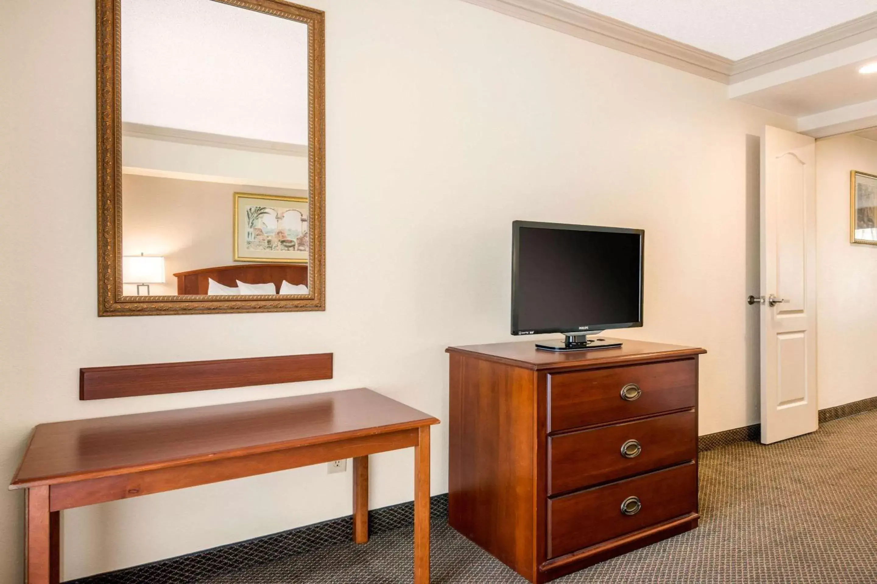 Bedroom, TV/Entertainment Center in Quality Inn & Suites Tarpon Springs South