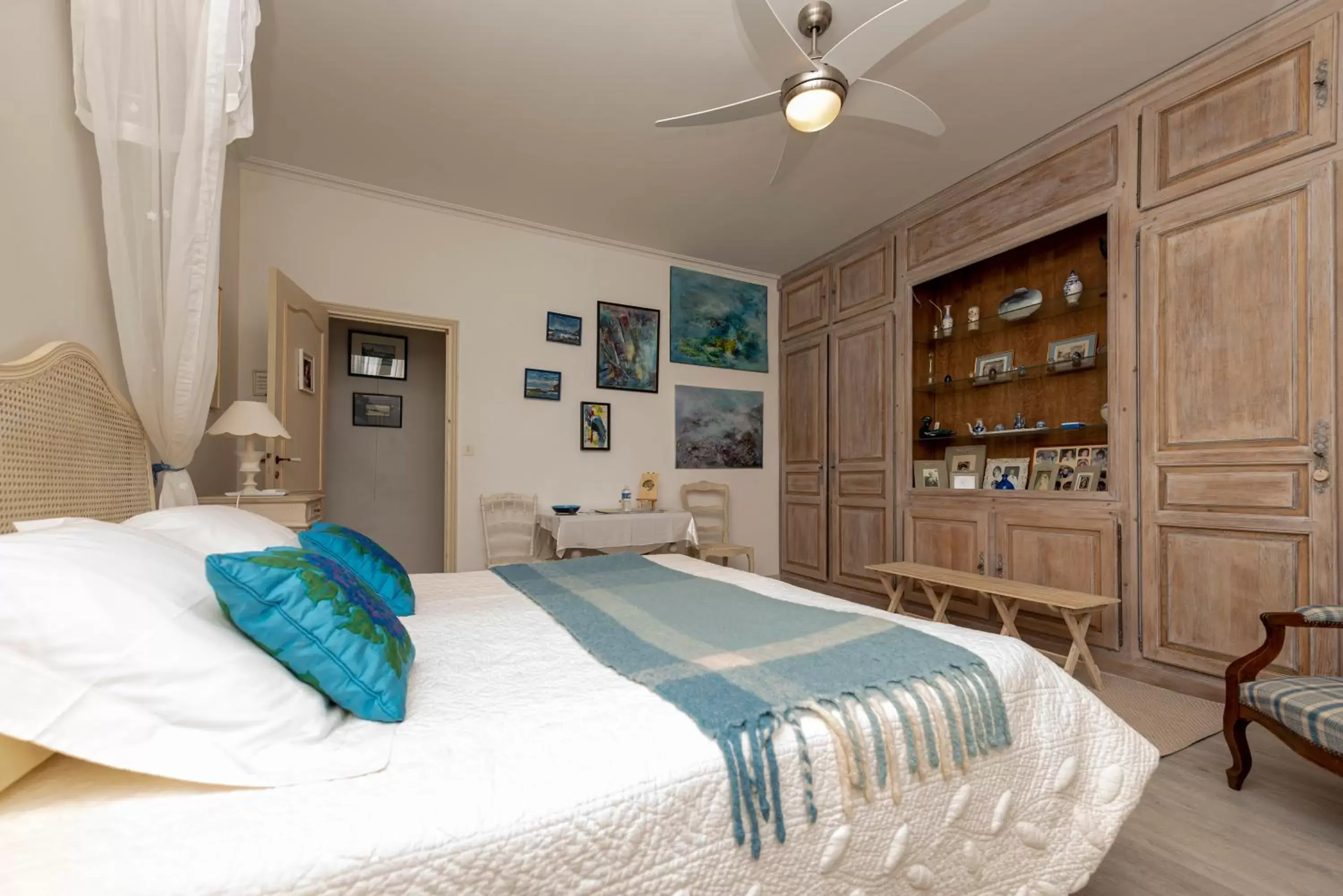Bedroom, Bed in Chambres d'hôtes de charme au REFUGE DU PEINTRE prés de St Emilion