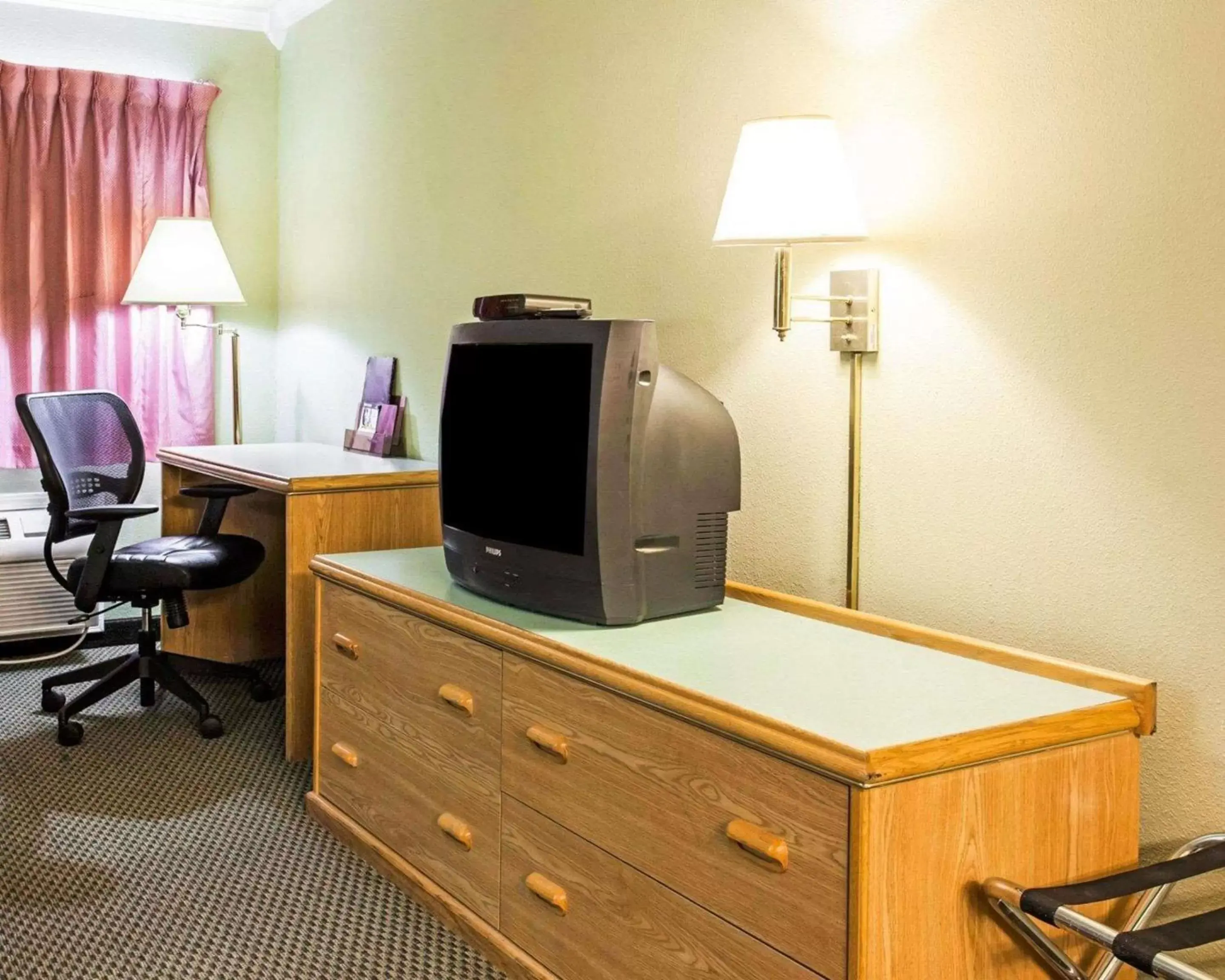 Photo of the whole room, TV/Entertainment Center in Rodeway Inn Stevenson