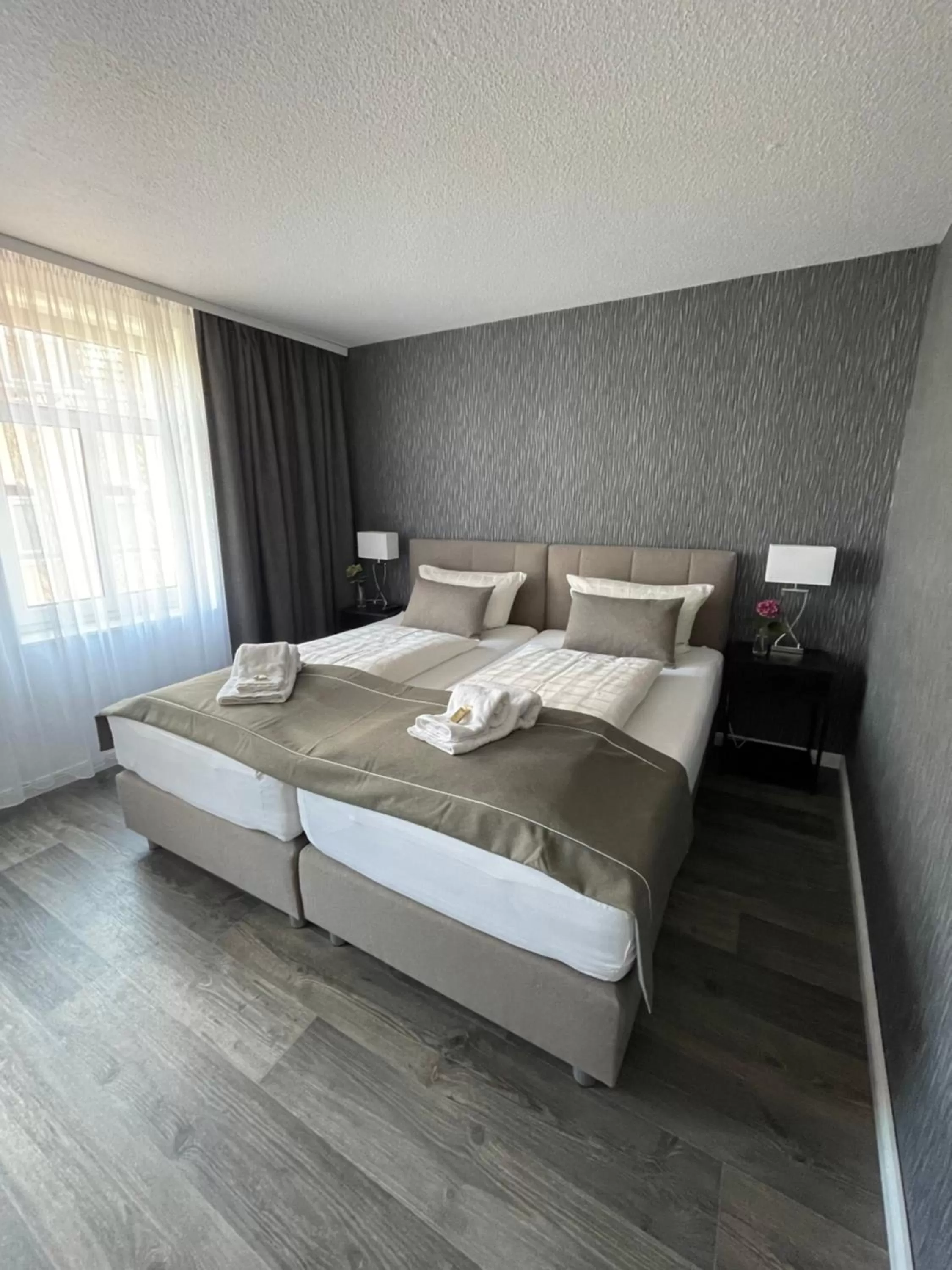 Bedroom, Bed in "Zur Altstadt - Am Fuße der Osterburg" Gaststätte, Pension, FEWO