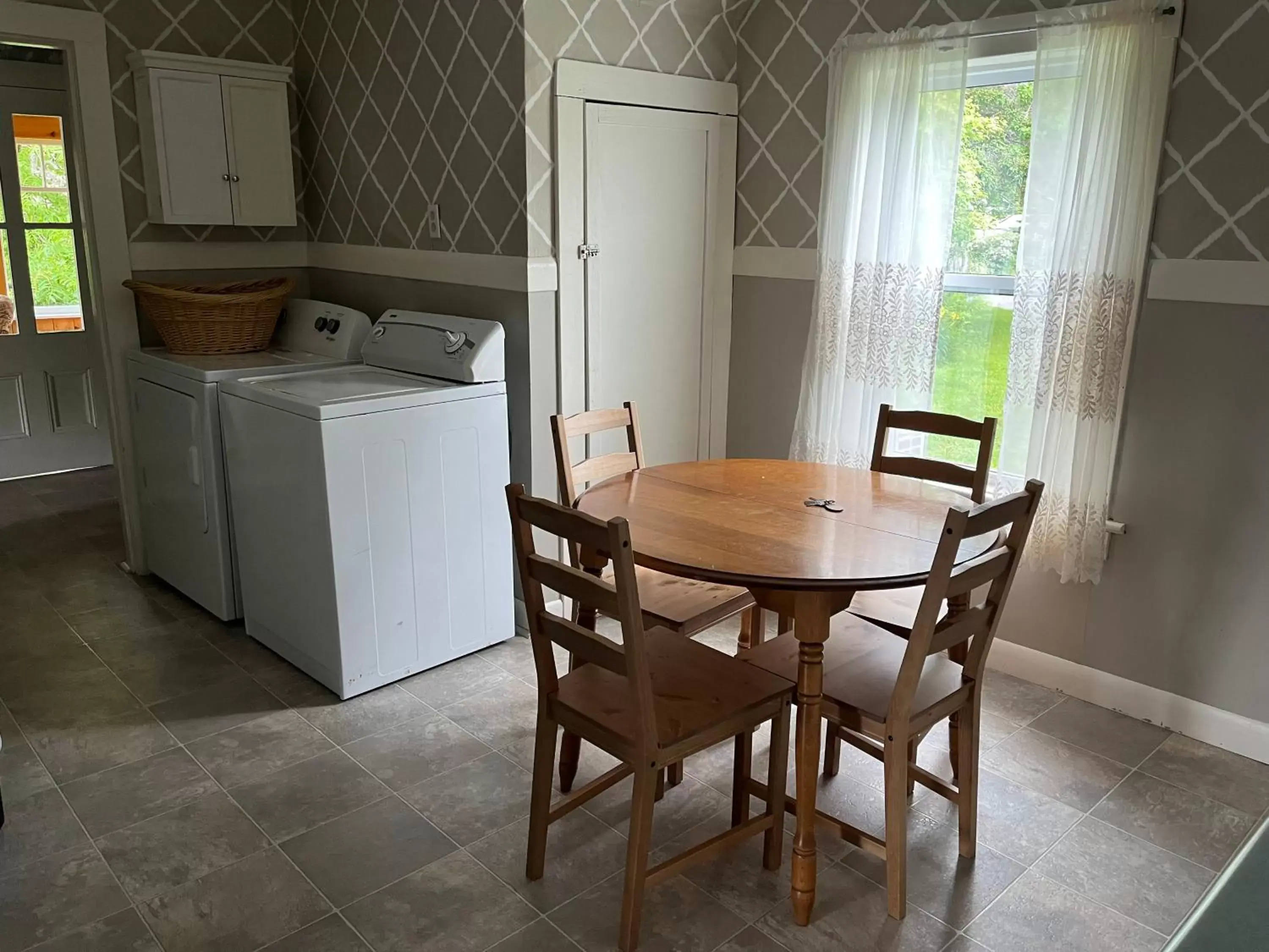 Kitchen/Kitchenette in Alma Shore Lane Suites & Cottages