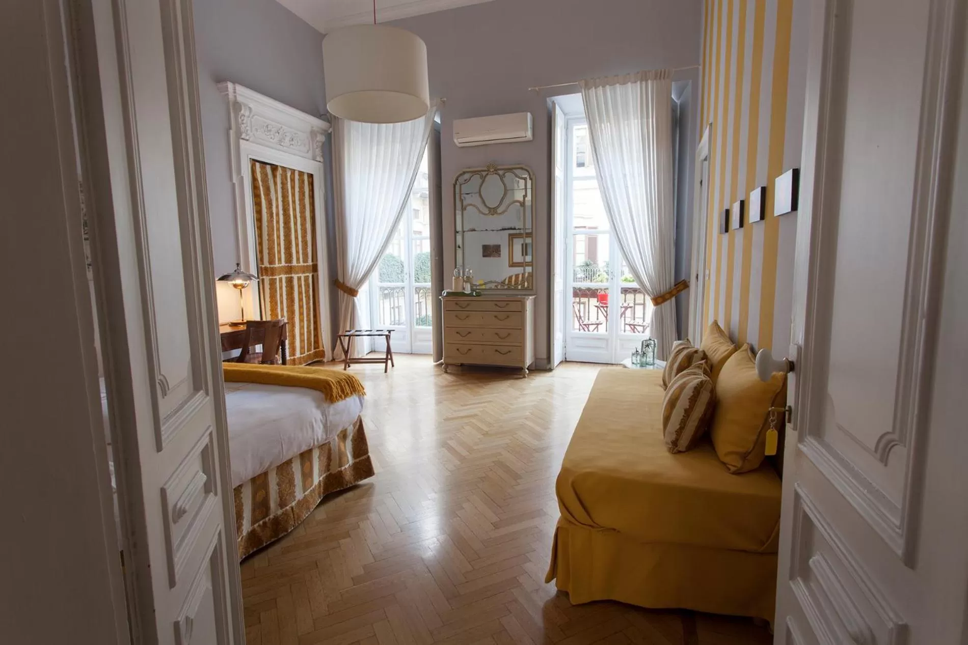 Photo of the whole room, Bed in Palazzo Bellini